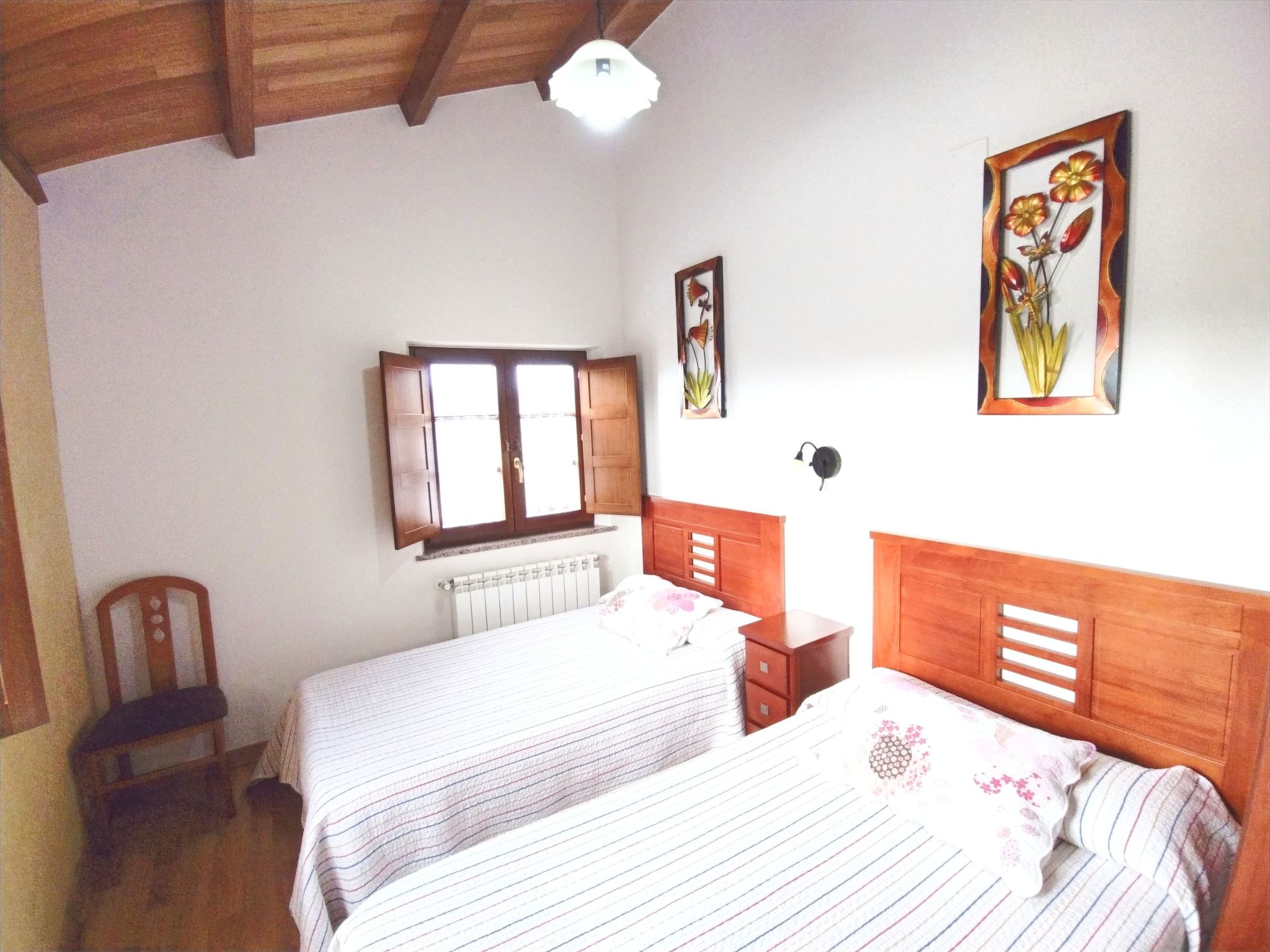 Unterkunft mit Aussicht in "Apartamentos Navalin".-Binnen