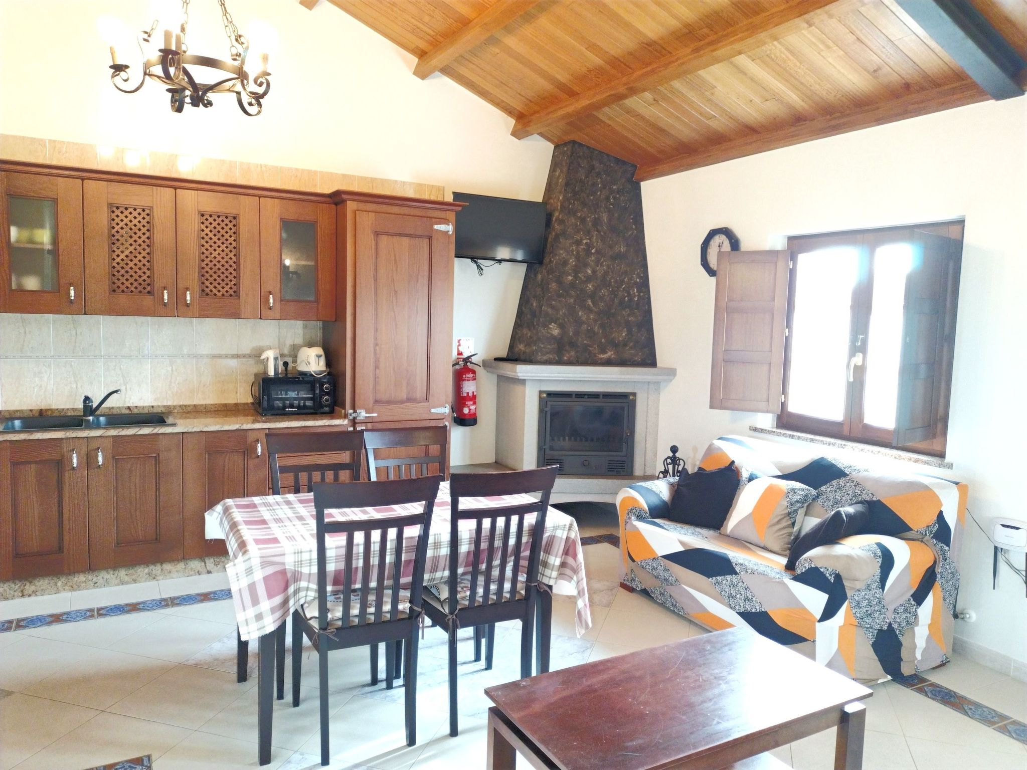 Unterkunft mit Aussicht in "Apartamentos Navalin".-Binnen