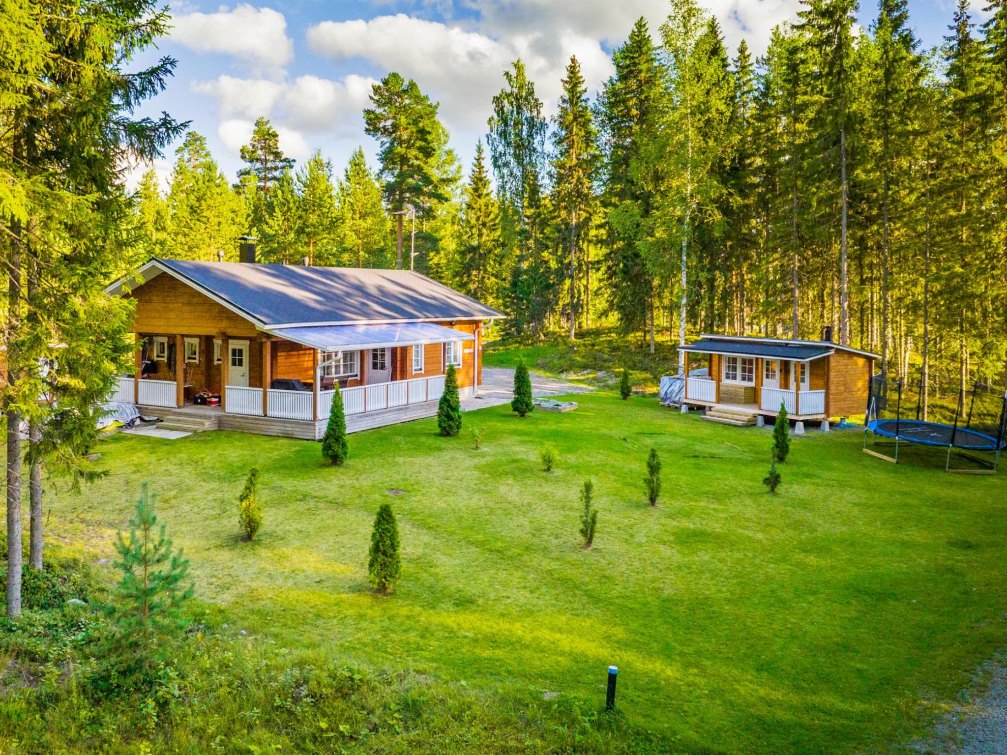 86 km south-east of Seinäjoki, Hankavesi 75 m (width 1.7 km, length 6.5 km), shallow, gently sloping sandy beach, pier, own boat.
Log villa 2012, kitchen-living room with sofa bed, bedroom with doubl..