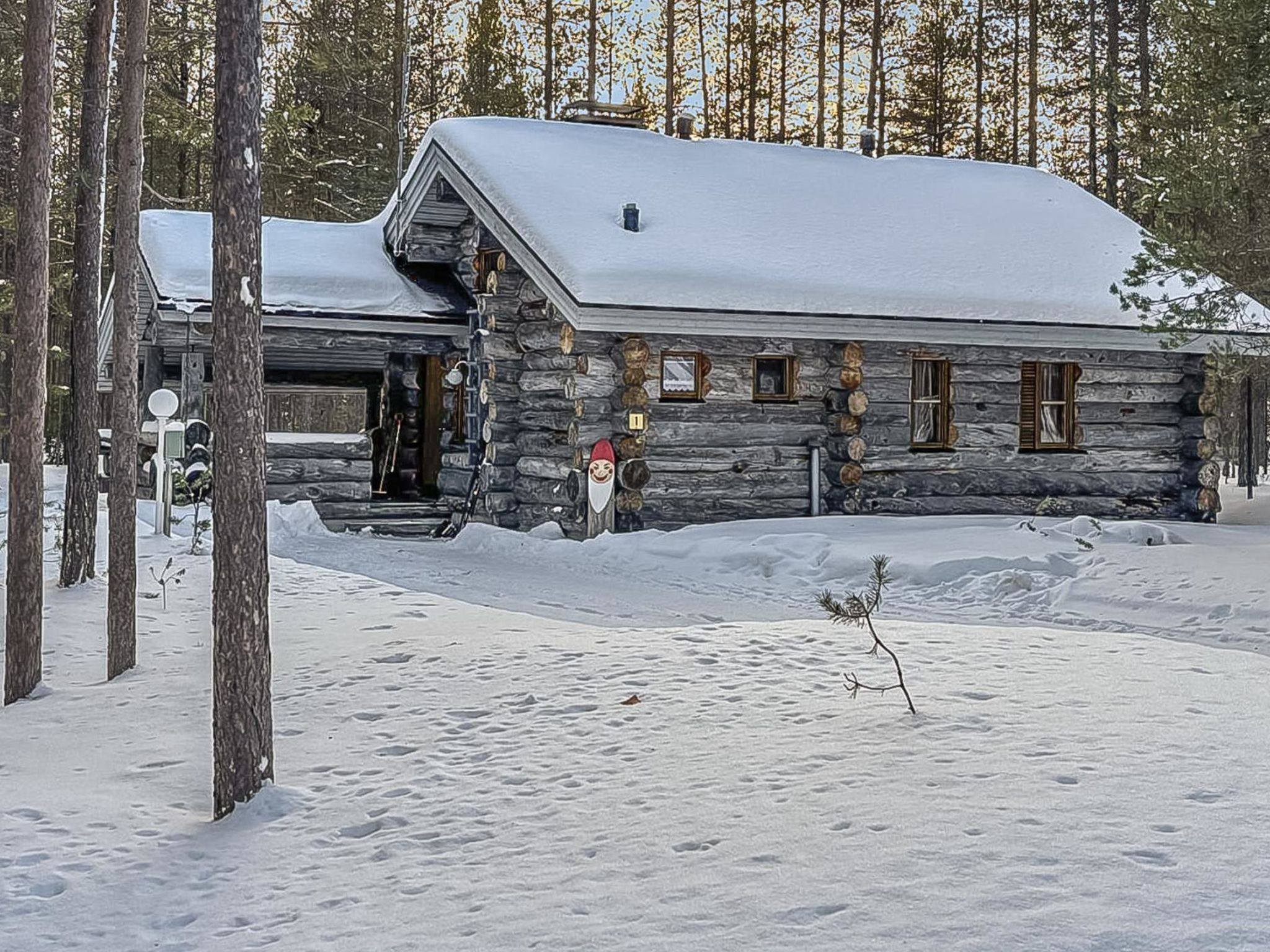 Ca. 32 km nördlich von Kuusamo. Blockhaus, Baujahr 1991, Wohnküche, Schlafzimmer mit zwei Betten, kleiner Schlafzimmer mit Etagenbett, Dachboden (Höhe 170 cm) mit vier Matratzen, Ankleideraum, Dusc..