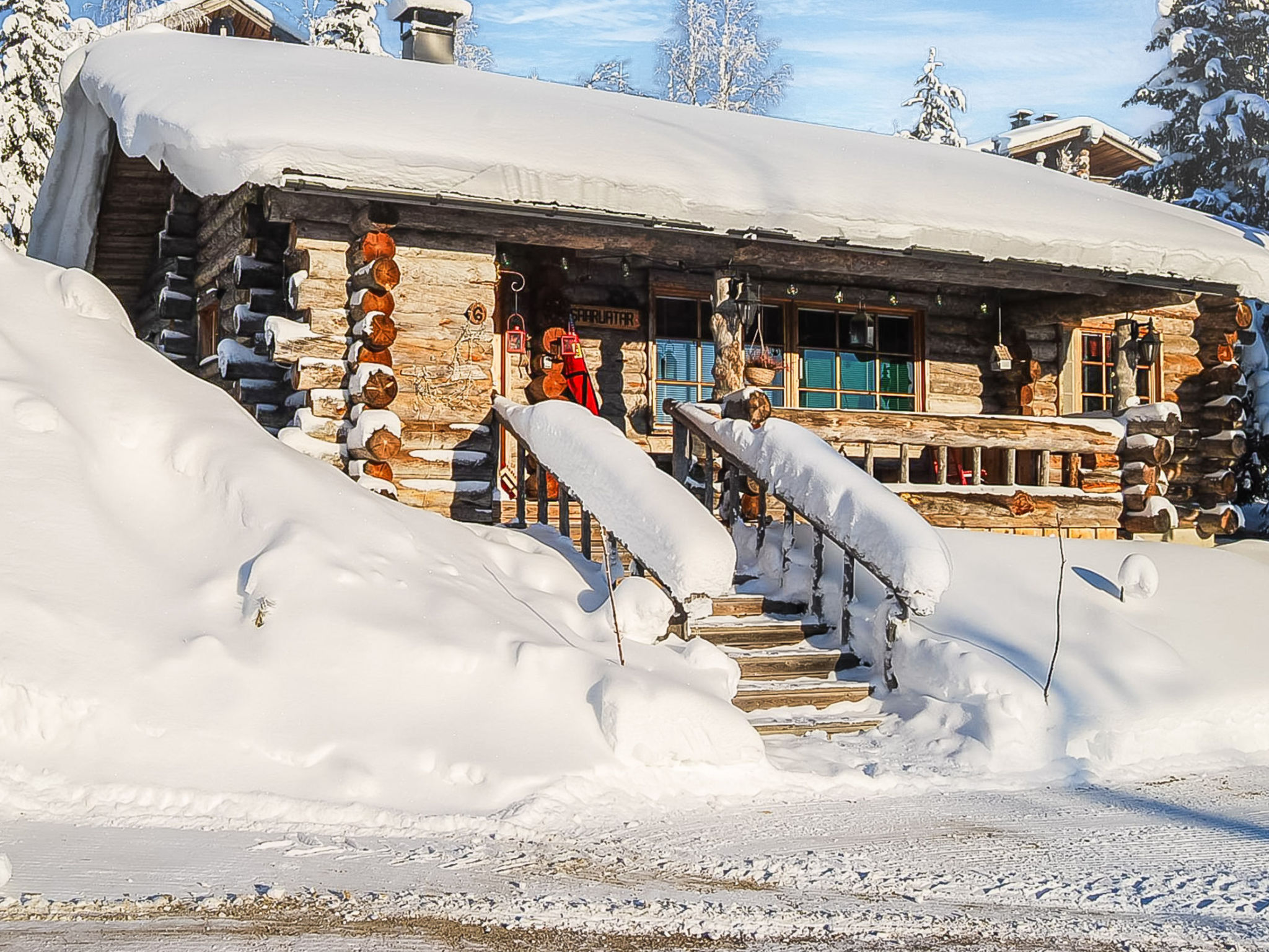 Atmospheric kelo-log cabin built in 2000, located in Ruka's Saarua-aho, a popular kelo-log cabin area. 

The cabin (downstairs 85 m² + two lofts 30 m²), livingroom / kitchen, and two spacious bedroo..