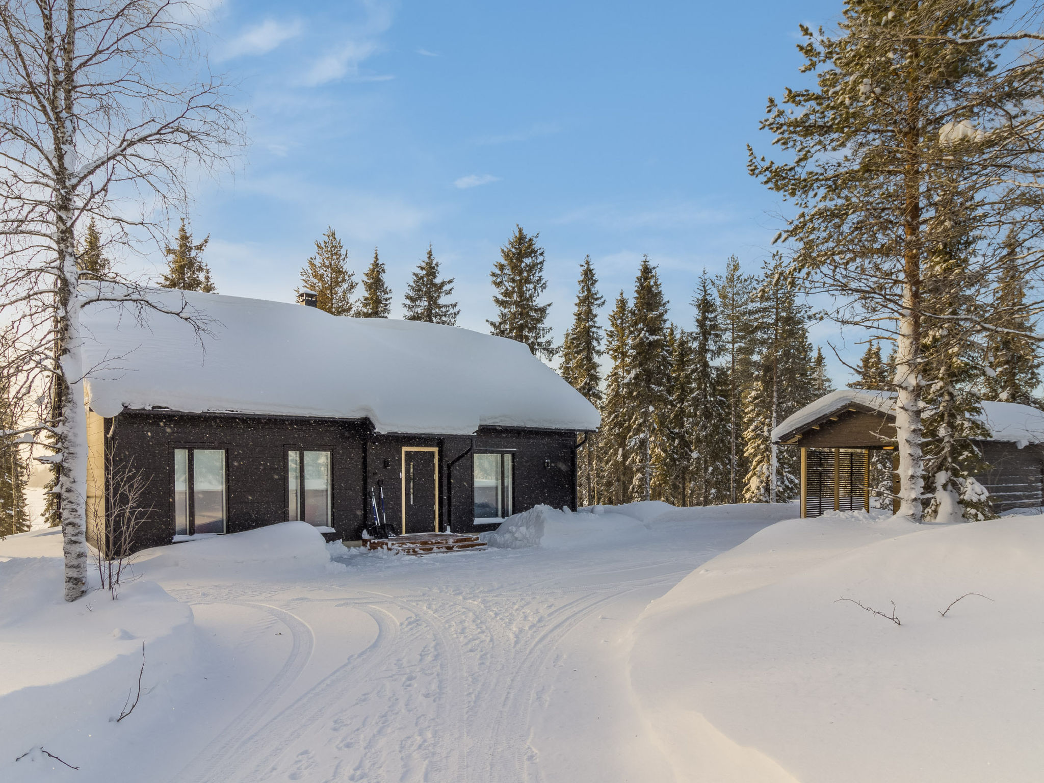 A stylish and cozy villa, completed in 2024, located in Kuusamo right on the shore of clear-water lake Ikkunusjärvi. Private dock and boat. The sandy beach is initially shallow, deepening after a few..