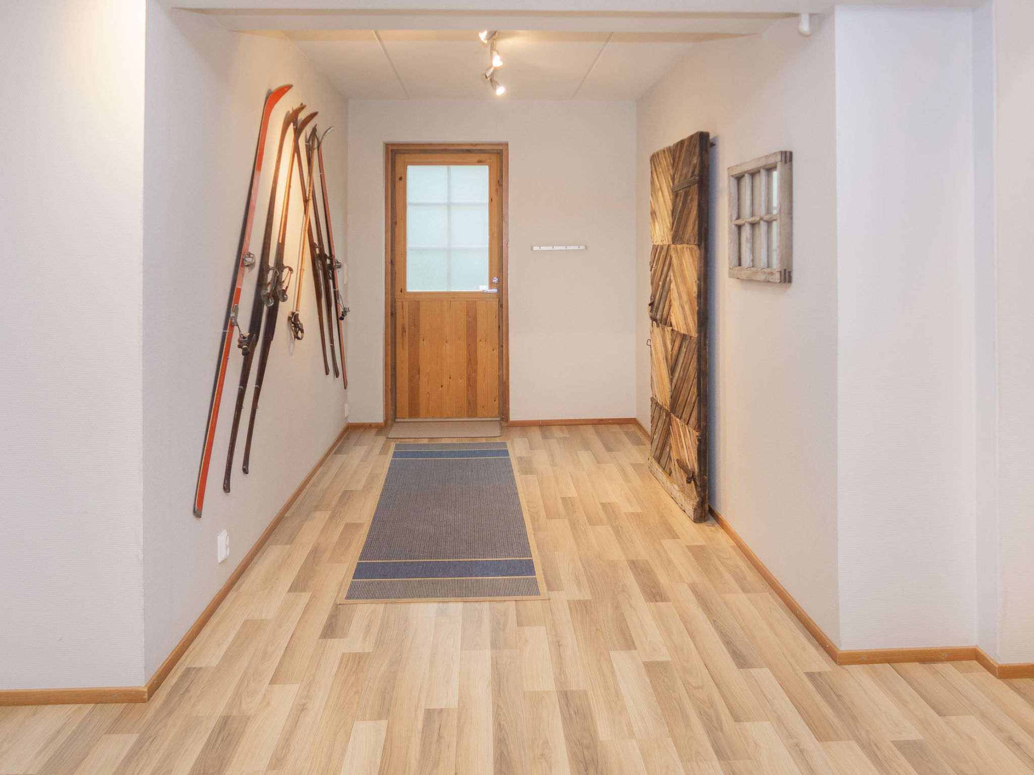 Muuttohaukka - Inside