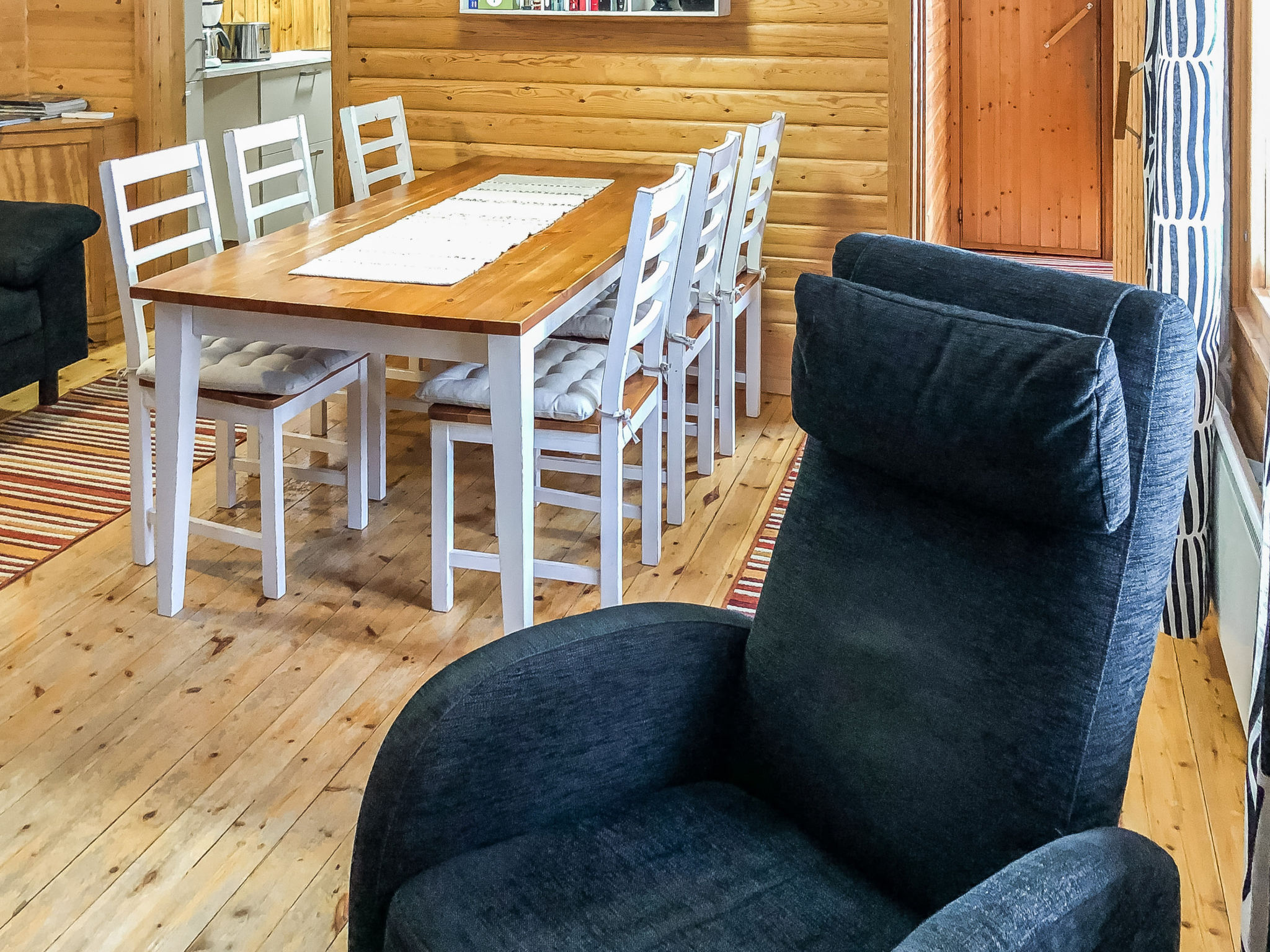 Ylikitkajärvi, kesäkumpu - Drinnen