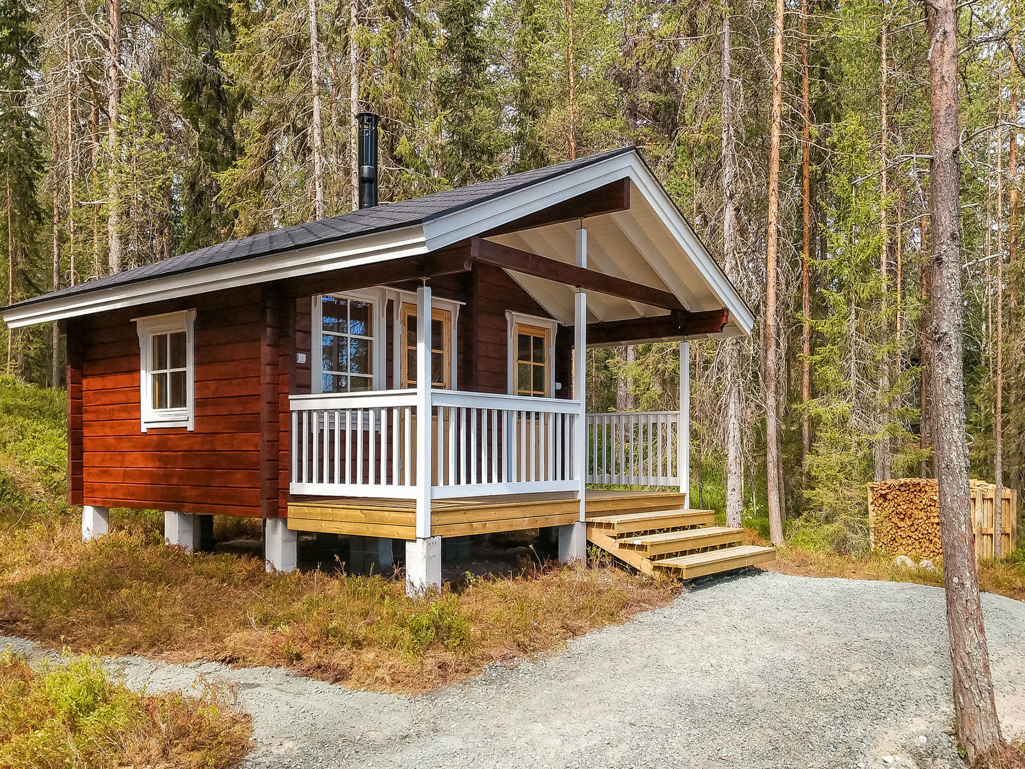 Ylikitkajärvi, kesäkumpu - Drinnen