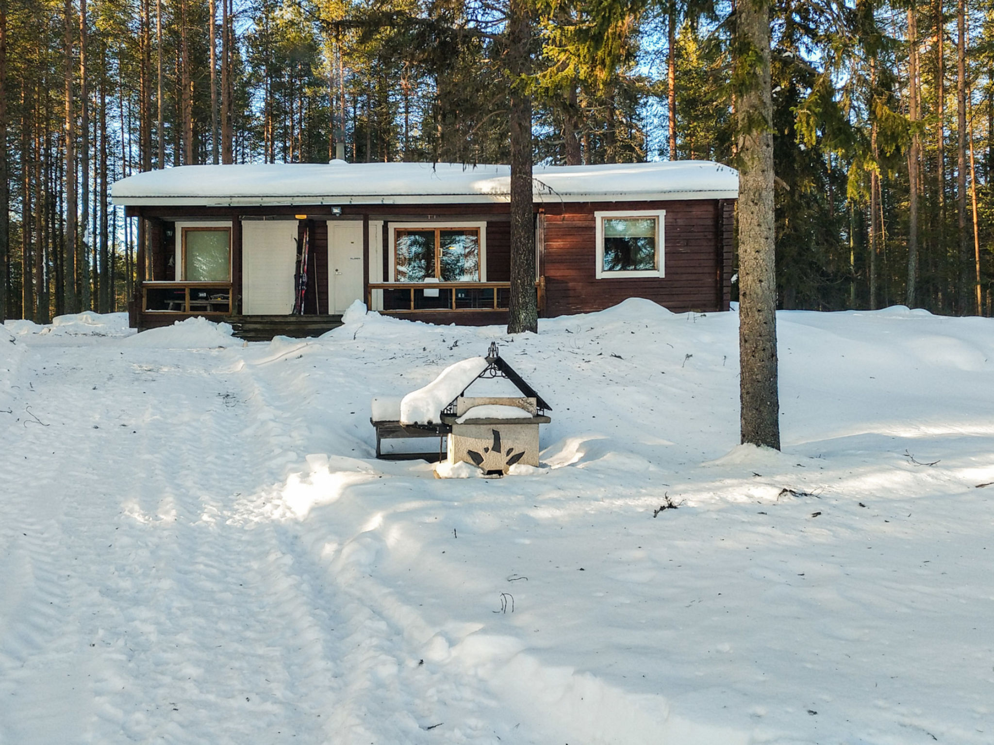 Ylikitkajärvi, kesäkumpu - Drinnen