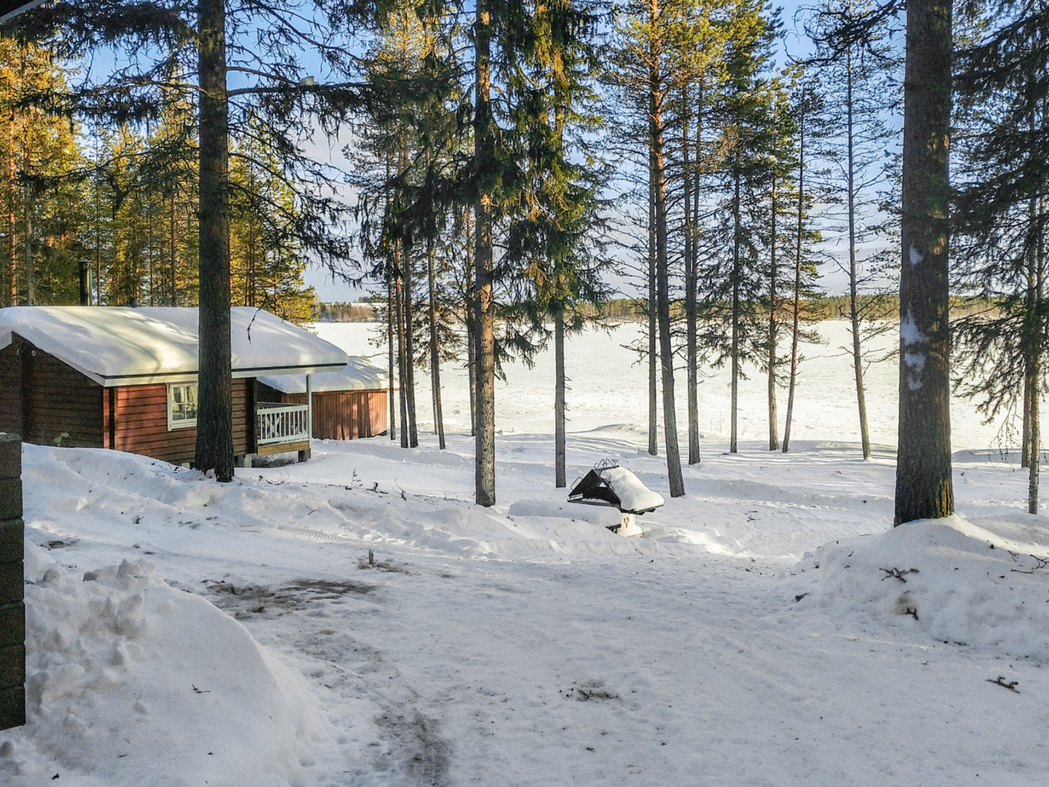 Ylikitkajärvi, kesäkumpu - Drinnen