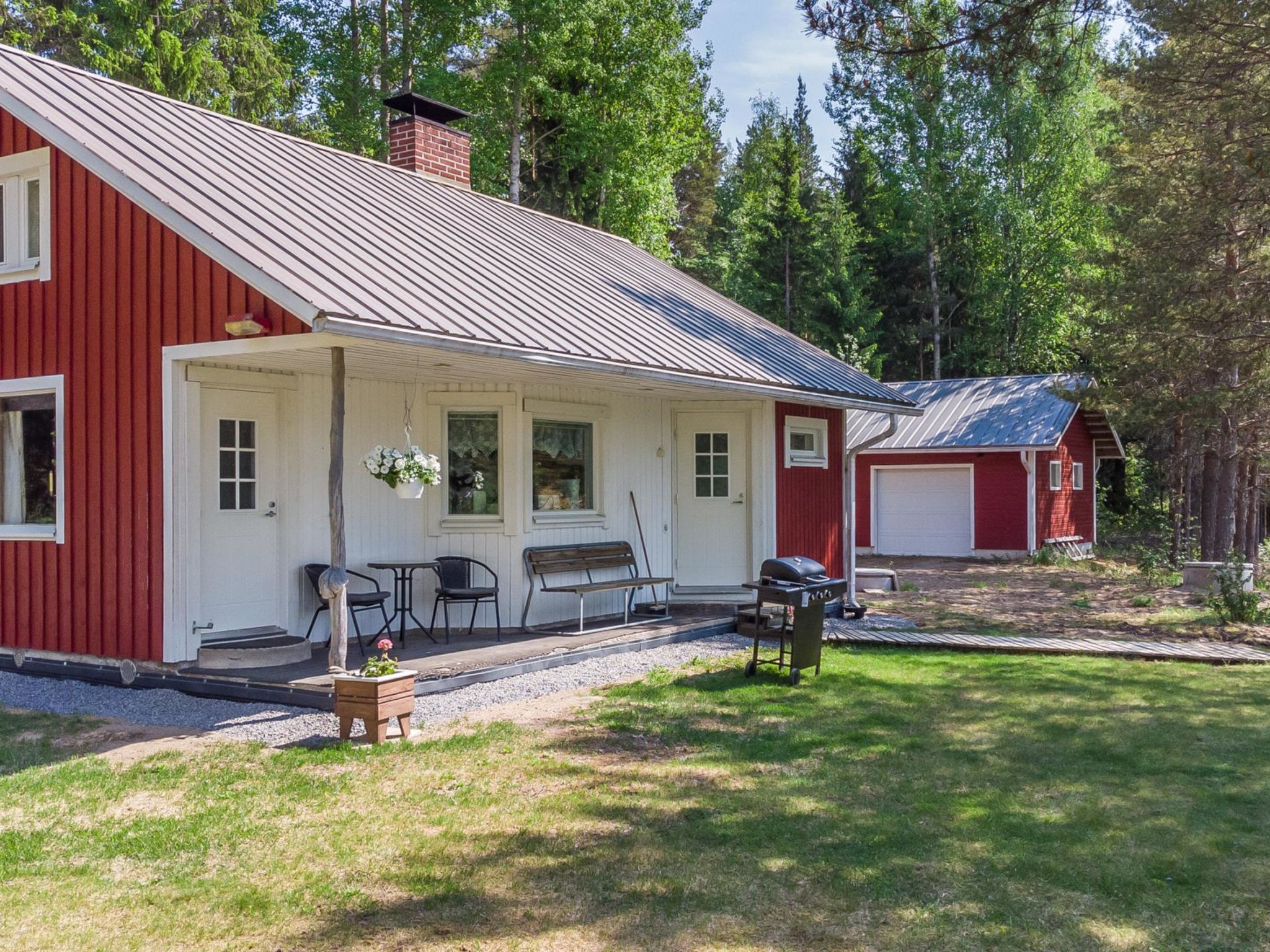 Pet-friendly cottage in a quiet location, on the shore of its own small pond.

38 km west of Seinäjoki, Perälampi pond (width 75 m, length 125 m) 35 m, next to the jetty there is a shallow gravel be..