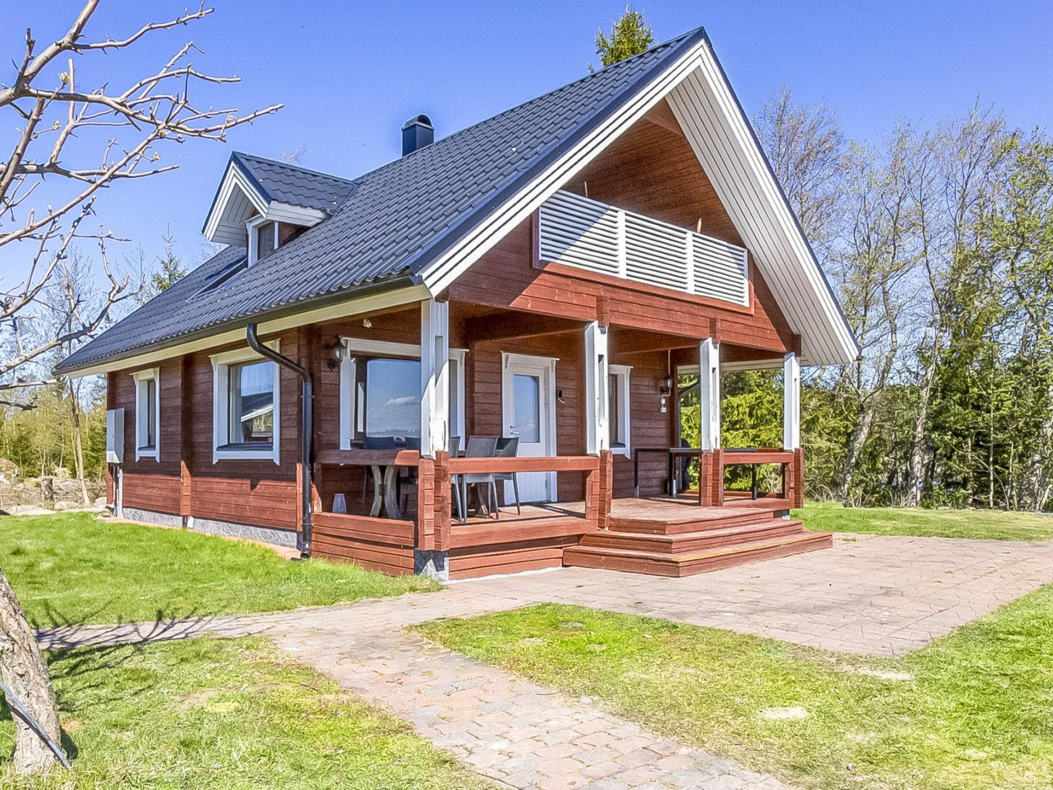Cozy cabin on a sunny plot, located on the shore of the Gulf of Bothnia. The cabin has its own sandy beach. On the lakeside sauna’s terrace, there is a wood-heated hot tub available for rent at an a..