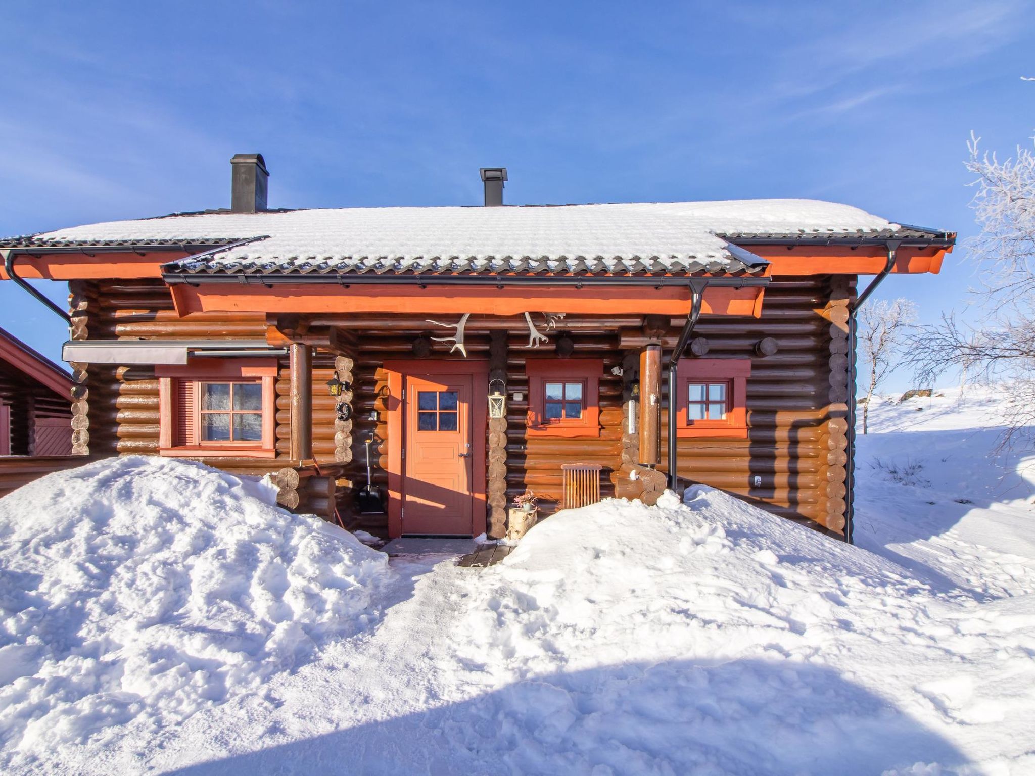 A log cabin built in 2000 in the beautiful scenery of Saanatunturi, near the shores of Lake Kilpisjärvi, offers comfortable and cozy accommodation for families and groups of friends.

The cabin inclu..