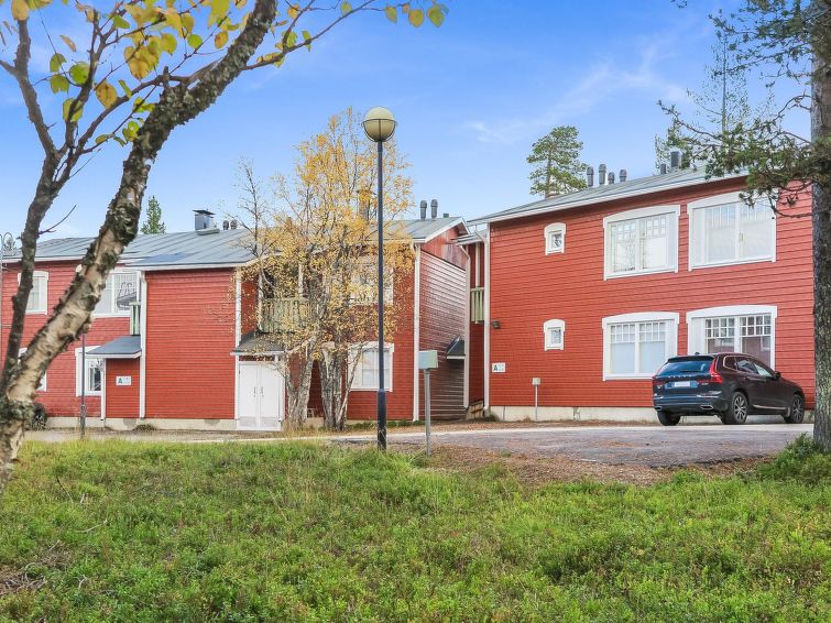 260 km North of Rovaniemi, Saariselkä tourist center. Apartment in second floor, built 1991, living room: 2 beds, kitchenette, sauna, washroom/toilet. Ski maintenance room downstairs in shared use. S..