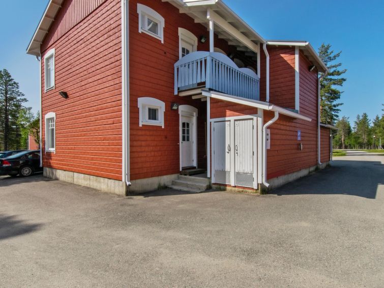 The cheerfully decorated apartment Luulampi F 10 is located on the second floor of a detached house in the centre of Saariselkä, offering a good location close to services.

The apartment has its o..