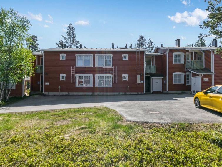 Apartment Moitakuru A 11 is a street-level corner apartment at the north end of a 2-storey house. The position in the centre of Saariselkä offers an excellent location close to services. 

The fres..