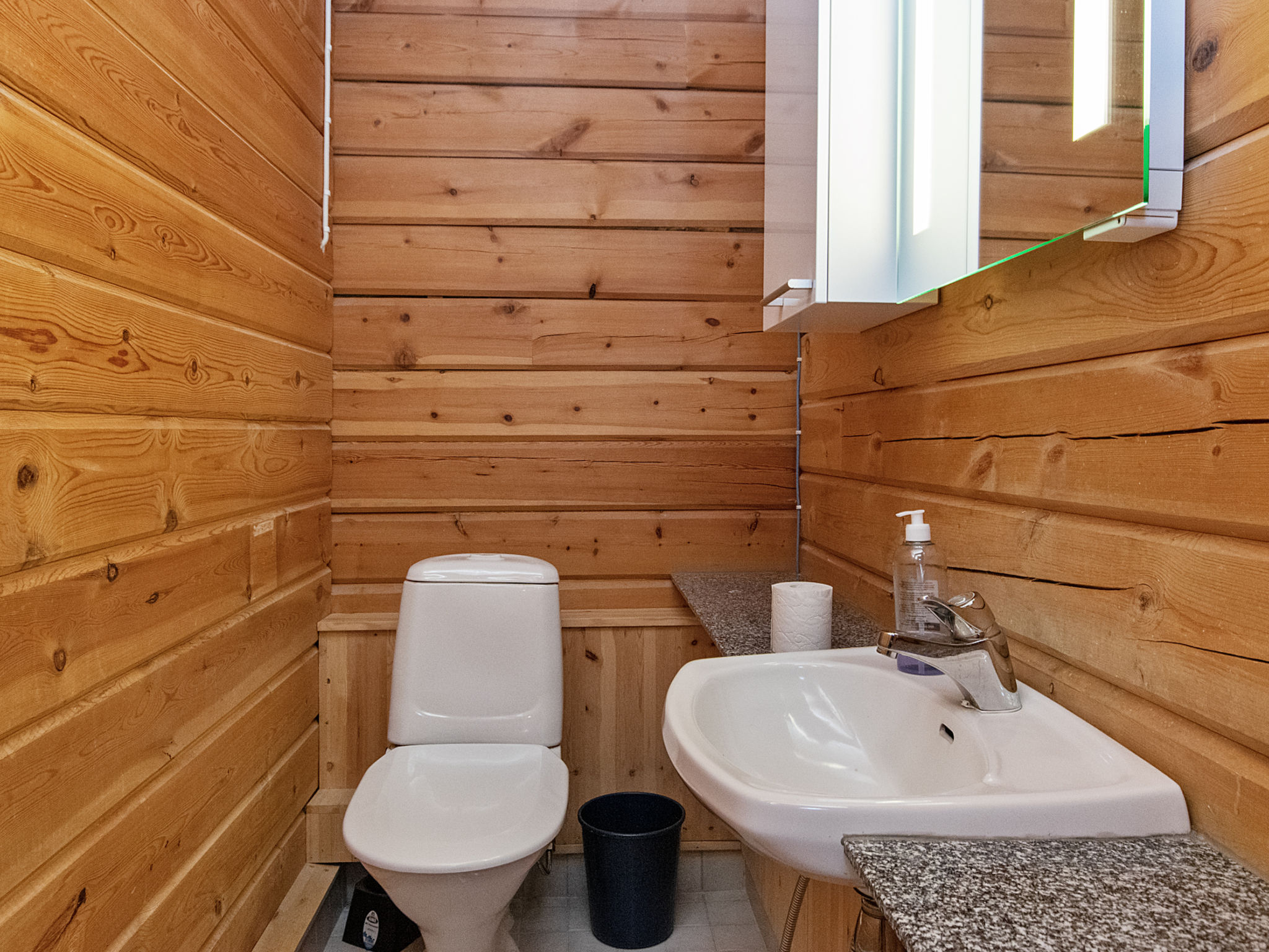 Pökkömaja b - Binnen
