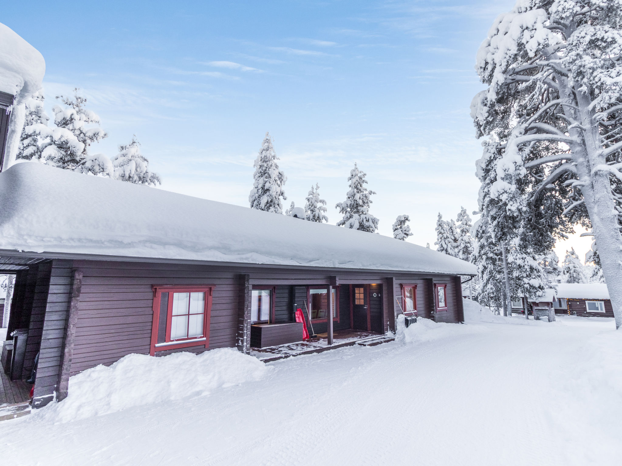 Spacious log cabin in the center of Saariselkä, just 70 meters from the ski trails, 2.3 kilometers from the ski lifts, and close to all central services!

This single-story planed log cabin was renov..