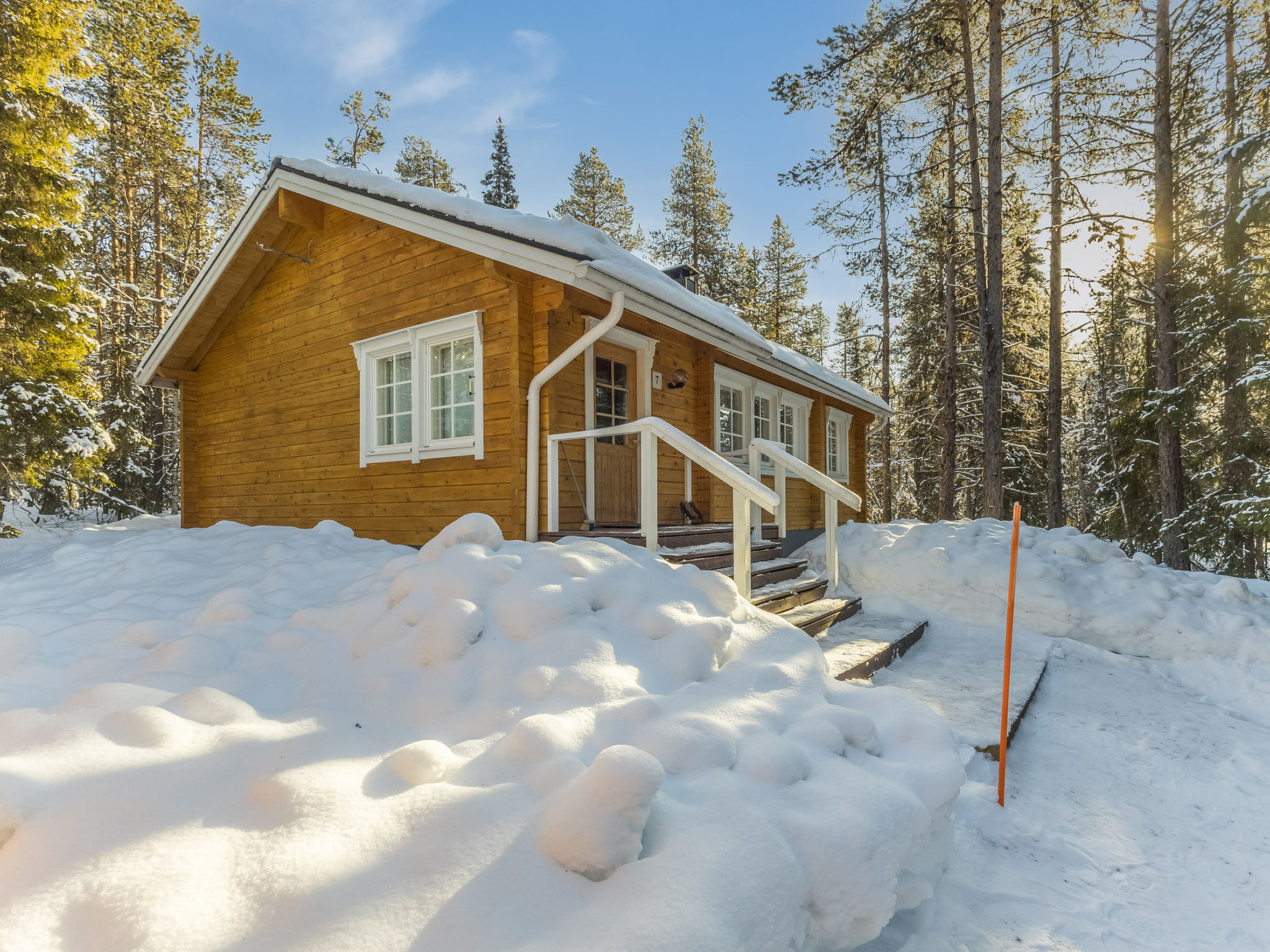 Log cabin built in 2002, located near Lake Jerisjärvi in a peaceful setting. The living area is spacious and connects to an open-plan kitchen equipped with basic cooking facilities. The cabin include..