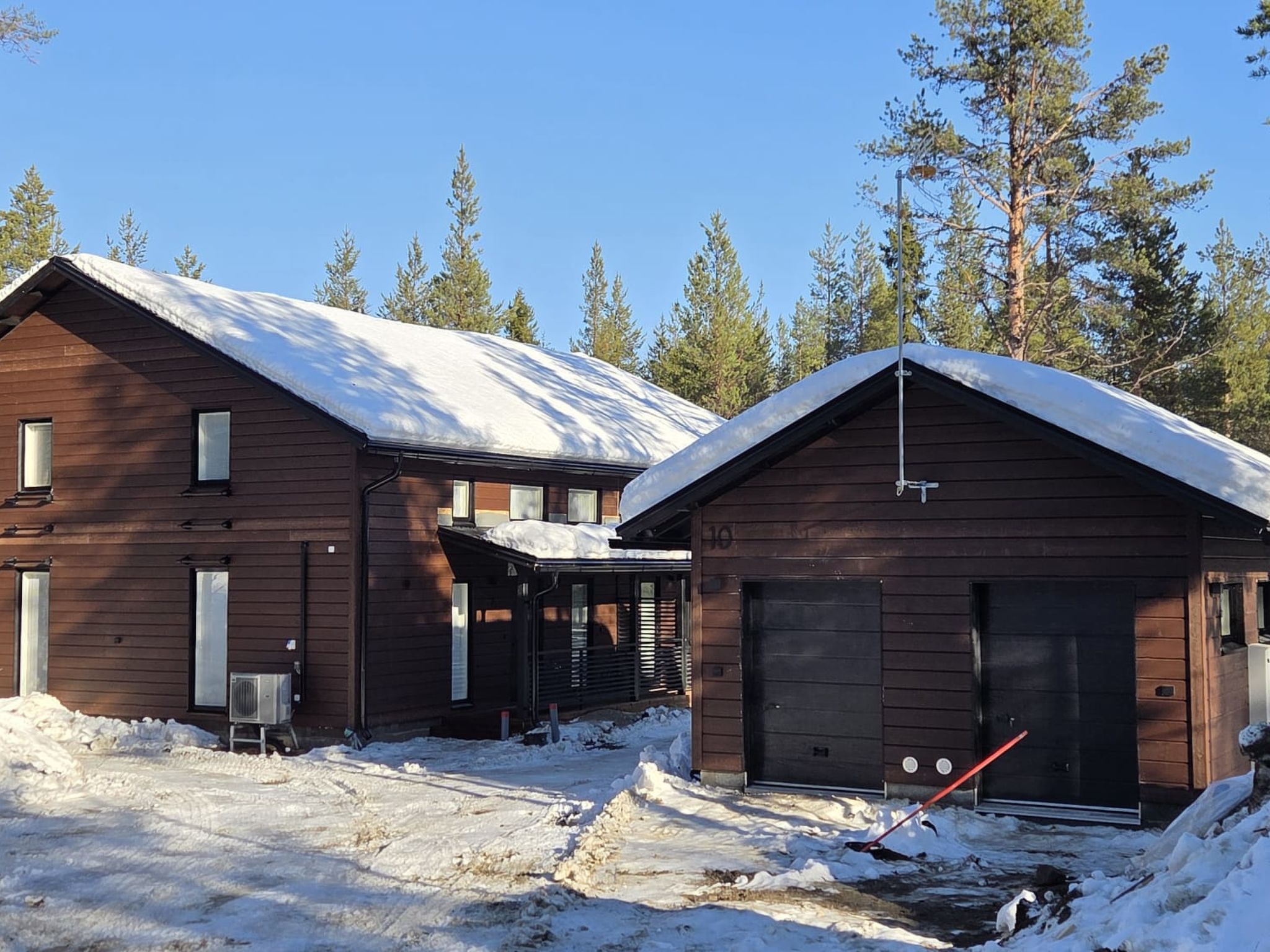 A newly completed, high-quality semi-detached house in Levi on Suvannoisenkuja (completed 3/2026). The semi-detached house is located in a quiet area, yet within easy reach of Levi’s diverse service..