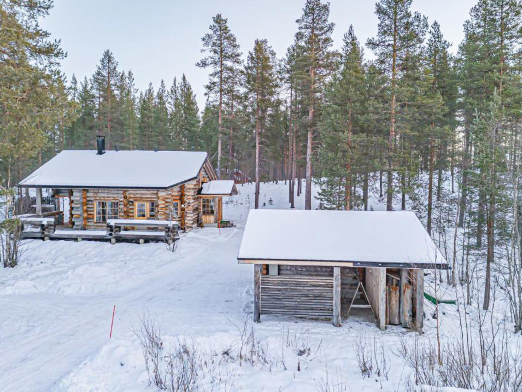 Welcome to enjoy the stunning landscapes of Levi in this kelo log cabin built in 2005! Its peaceful location near Lake Levijärvi ensures a relaxing holiday, while the services of Levi's center are ju..