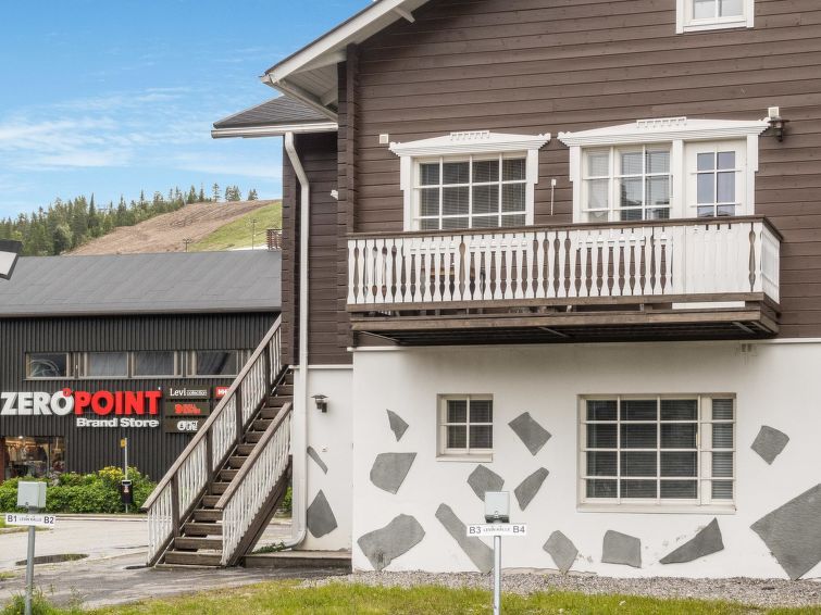 170 km nördlich von Rovaniemi, im Herzen des Tourismuszentrums von Levi, neben der Skipiste. Ferienwohnung im Erdgeschoss eines Hauses im Alpinstil, aus Stein/Holz im 1998 gebaut. Wohnküche mit Sofa..