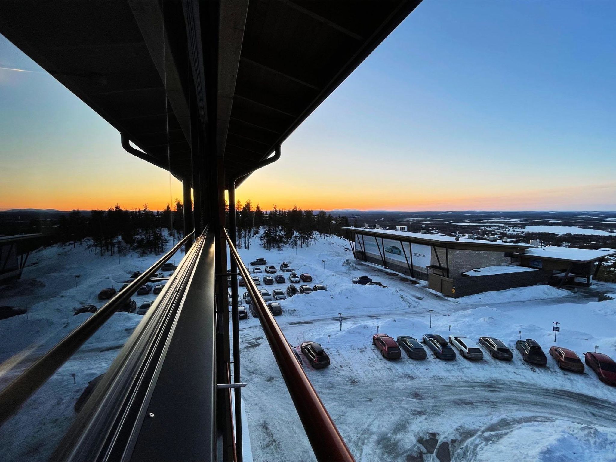 Situated near the Levi Panorama Hotel in Levi's tourist center, this chalet apartment offers a stunning holiday living experience. Situated on the top floor (6th floor) of the building, an elevator en..