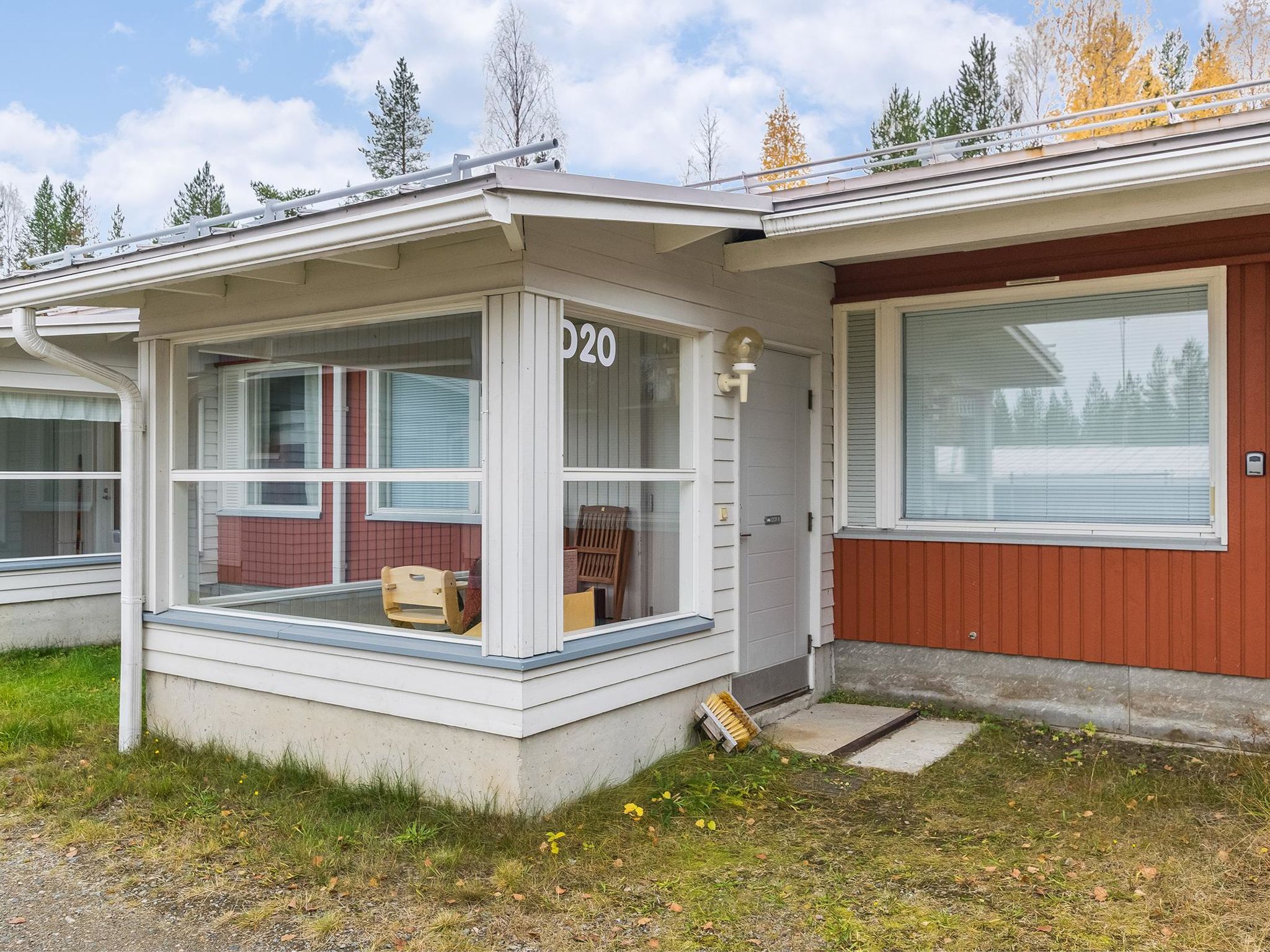 Cozy row-house apartment located close to slopes, cross country skiing tracks and services of Pyhätunturi. Specialty infrared sauna. There isn't "regular" sauna in the apartment. Instead the guests c..