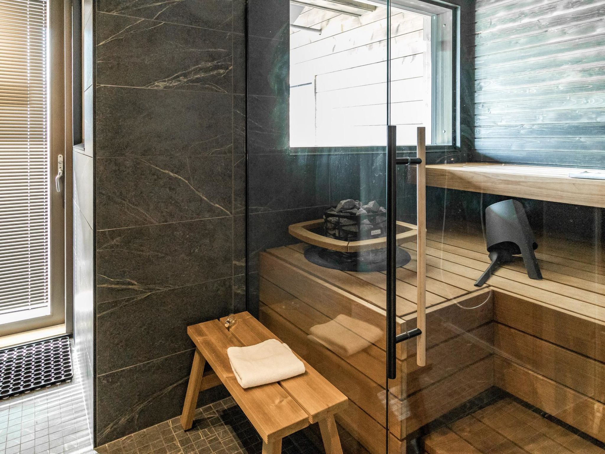 Uniikki 75, c402-Binnen