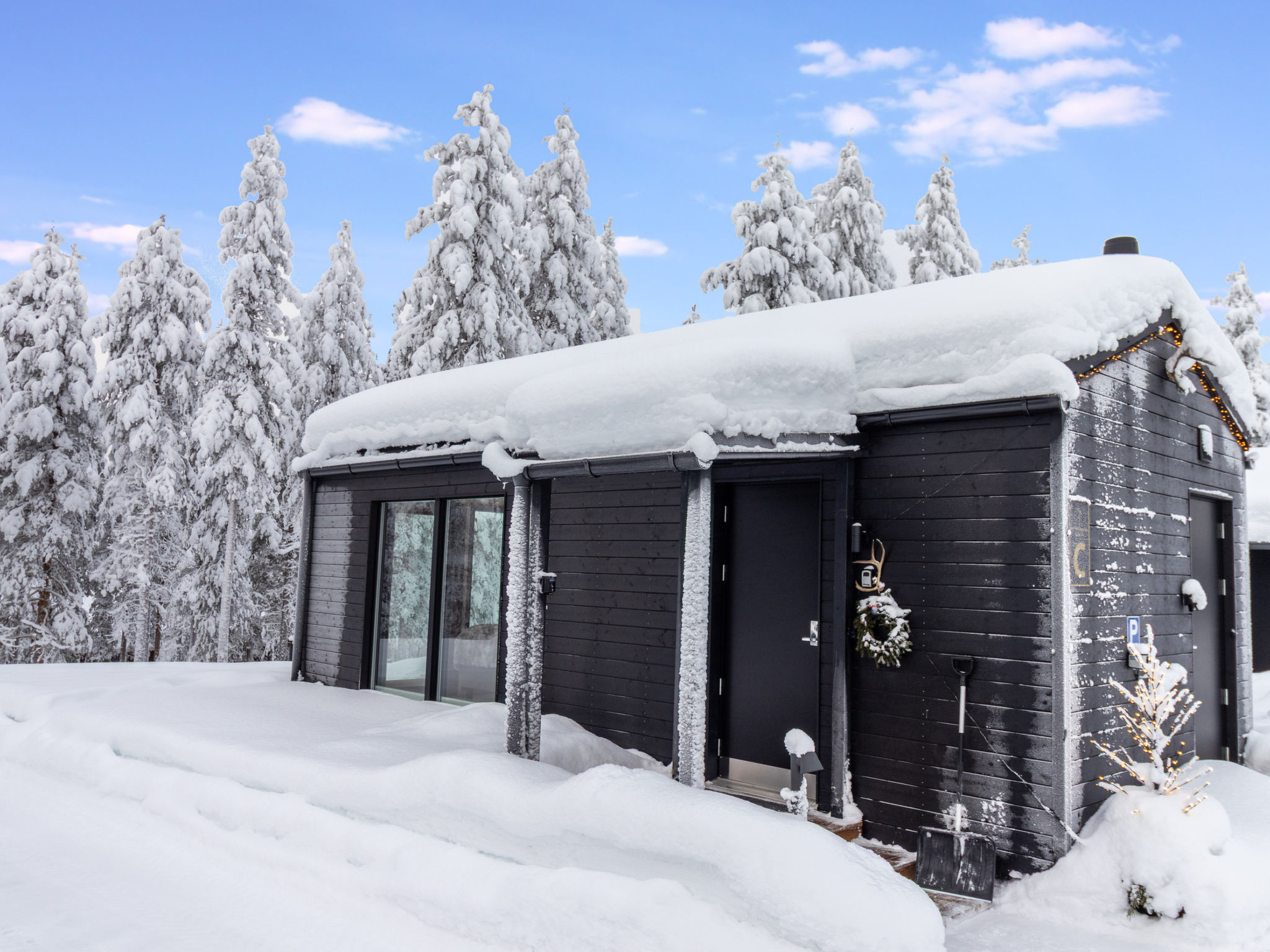 Atmospheric and cozy cabin near Pyhä Ski Resort, only about 2.5 km to the ski slopes. A cross-country ski trail and a snowmobile route run along the edge of the yard, so winter fun starts at your doo..