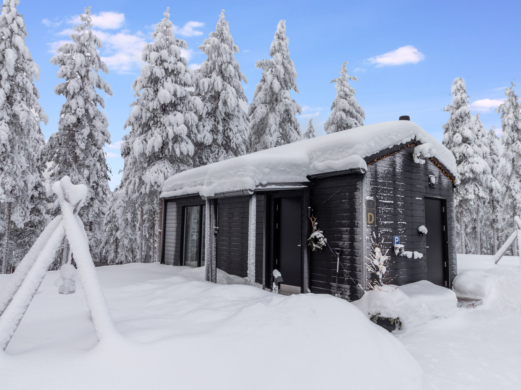 Atmospheric and cozy cabin near Pyhä Ski Resort, only about 2.5 km to the ski slopes. A cross-country ski trail and a snowmobile route run along the edge of the yard, so winter fun starts at your doo..
