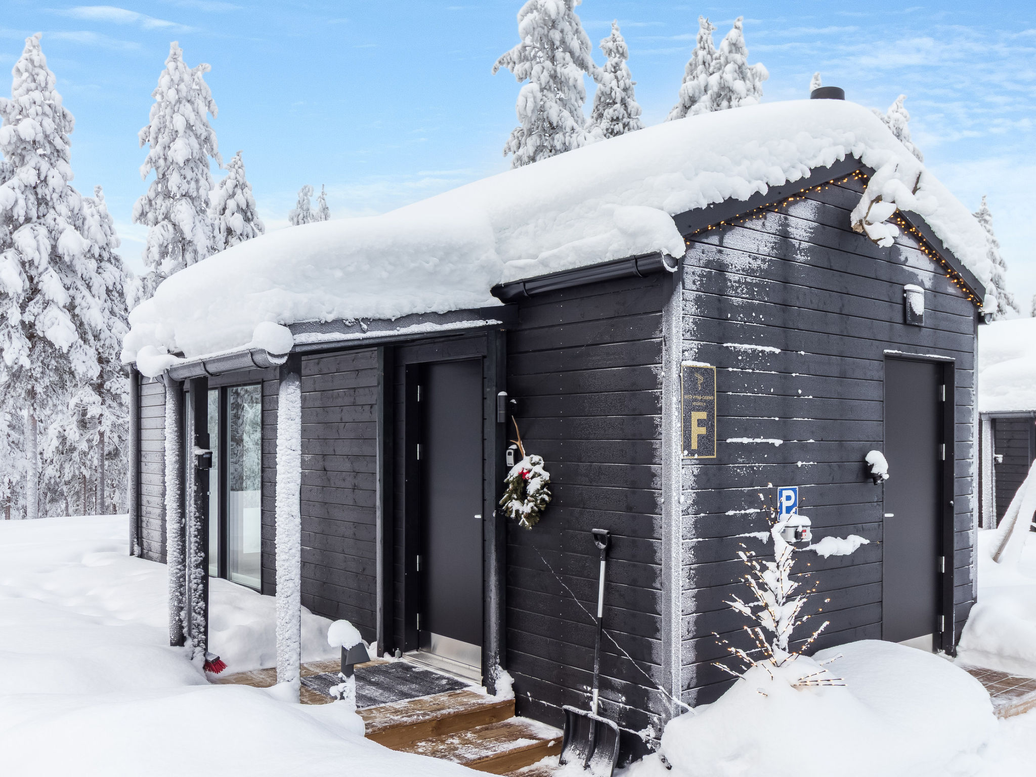 Atmospheric and cozy cabin near Pyhä Ski Resort, only about 2.5 km to the ski slopes. A cross-country ski trail and a snowmobile route run along the edge of the yard, so winter fun starts at your doo..
