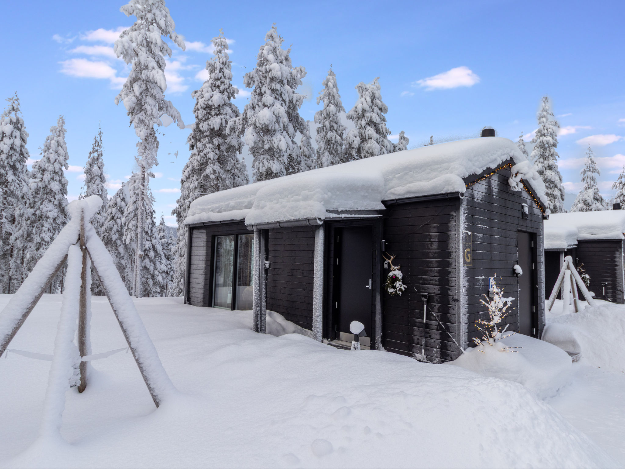 Atmospheric and cozy cabin near Pyhä Ski Resort, only about 2.5 km to the ski slopes. A cross-country ski trail and a snowmobile route run along the edge of the yard, so winter fun starts at your doo..