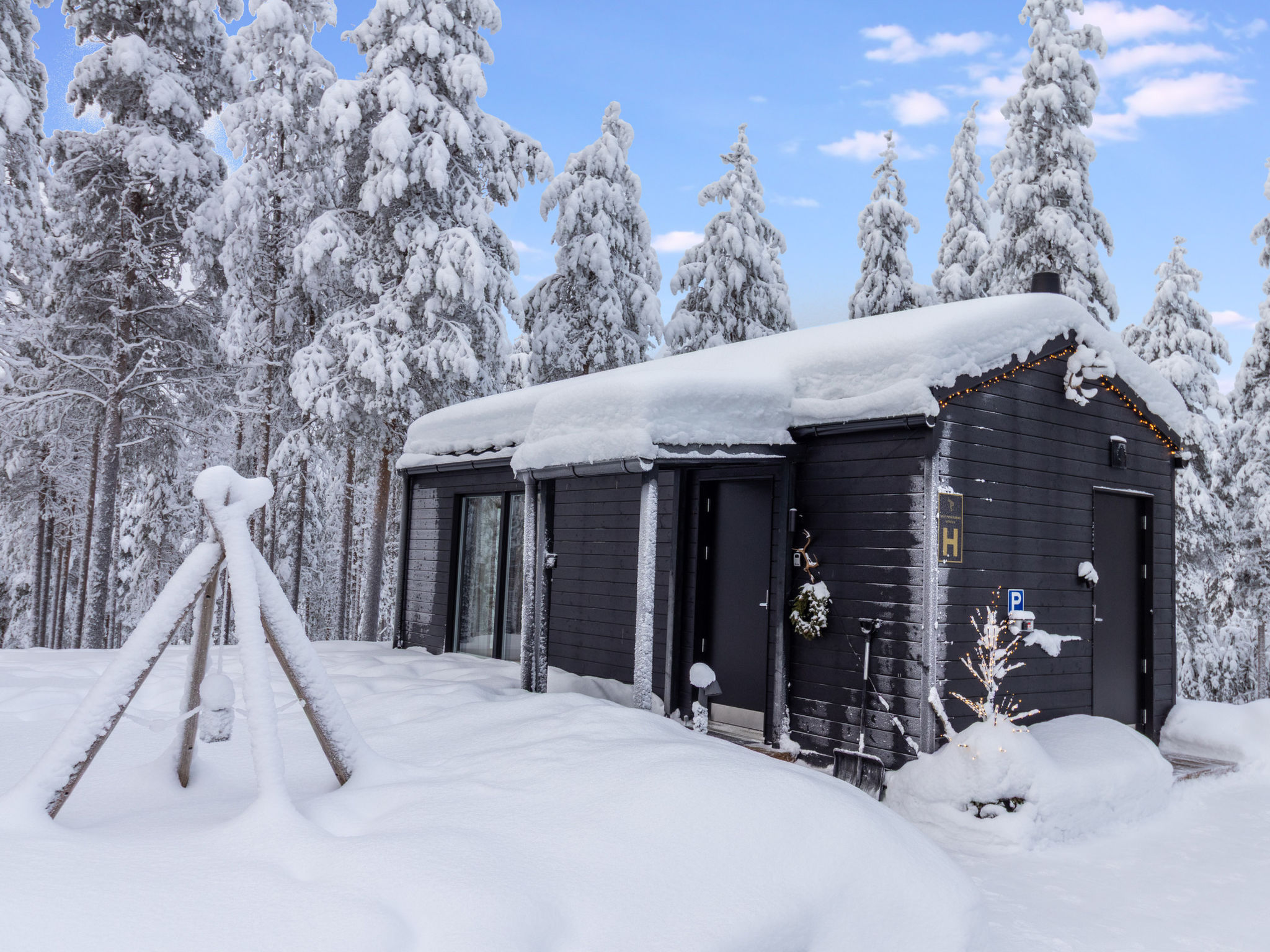 Atmospheric and cozy cabin near Pyhä Ski Resort, only about 2.5 km to the ski slopes. A cross-country ski trail and a snowmobile route run along the edge of the yard, so winter fun starts at your doo..