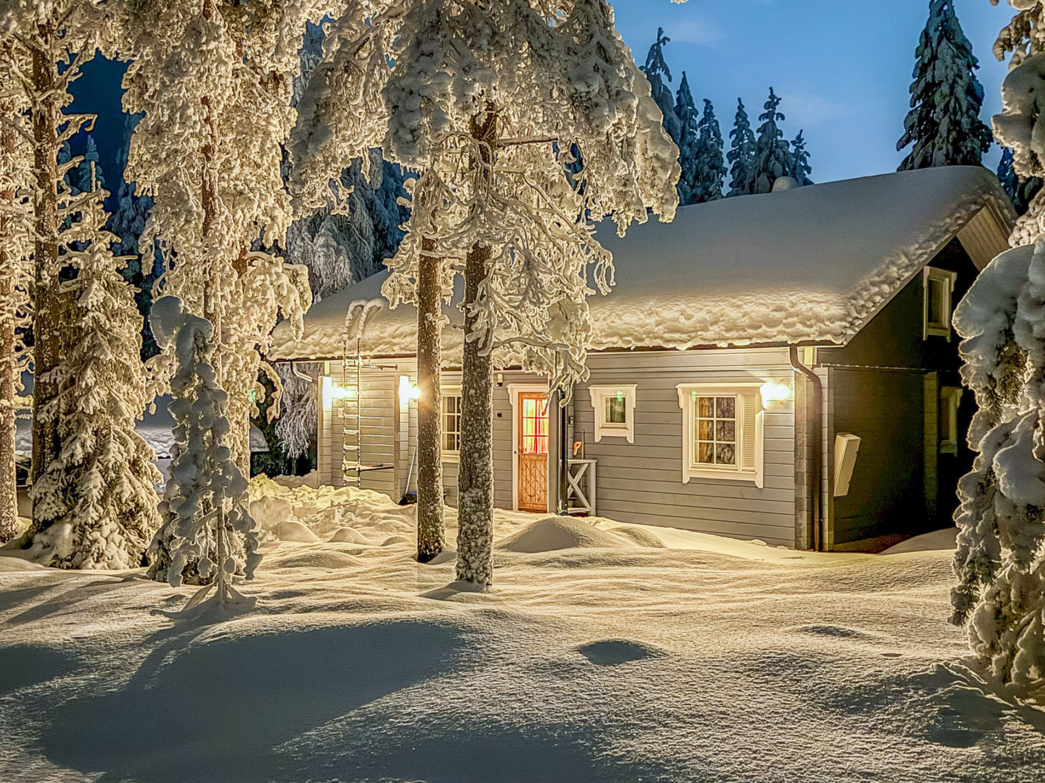 This spacious log cabin, built in 2009, is located in a peaceful area on the southern slope of Soutajatunturi. The ski slopes of Pyhätunturi are only 2.7 km away, and you can access the ski trails di..