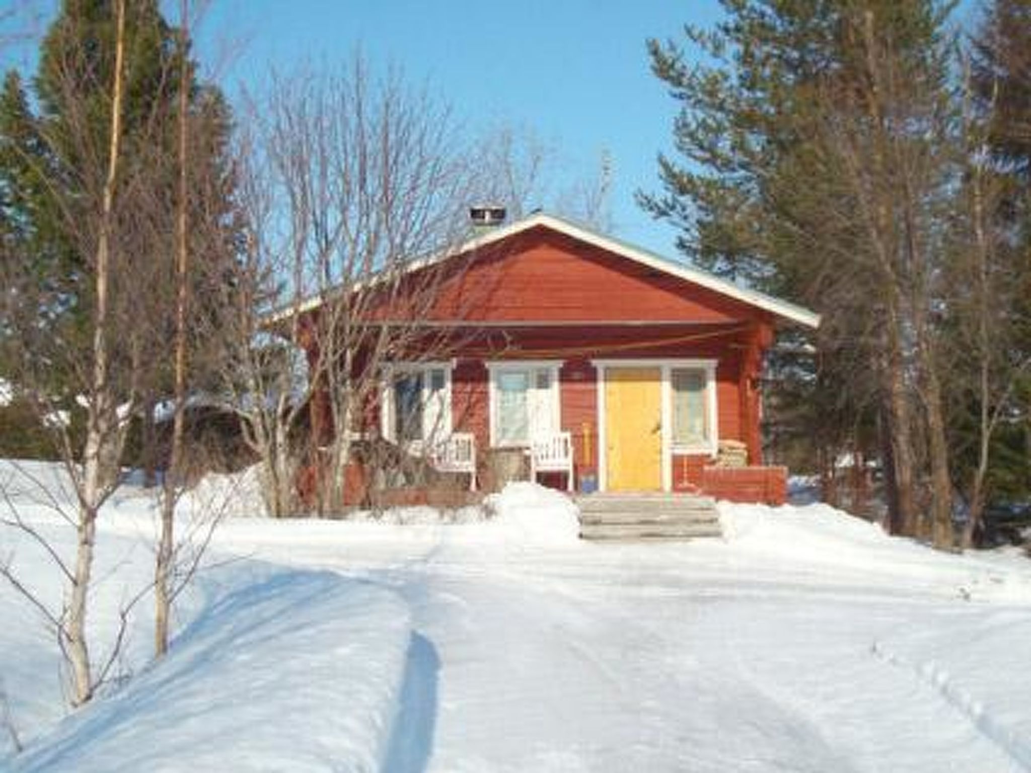 65 km north-west of Rovaniemi. Lake Raanujärvi 20 m (length 12 km, breadth 3 km), deep water, firm gravel bottom. Own boat. Log cabin 1977, kitchenette, living room with double bed and sofa bed, wash..