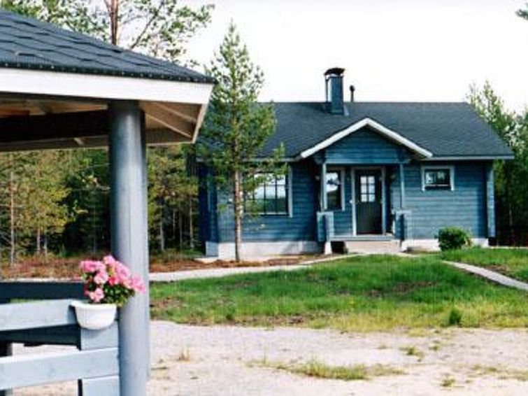 42 km westlich von Kuusamo, See Kaukuanjärvi 30 m (Länge 9 km, Breite 1 km), flacher und harter Sandboden, eigenes Boot. Block-Ferienhaus, Baujahr 2002, Wohnküche mit 2 Betten, Schlafzimmer mit Dop..