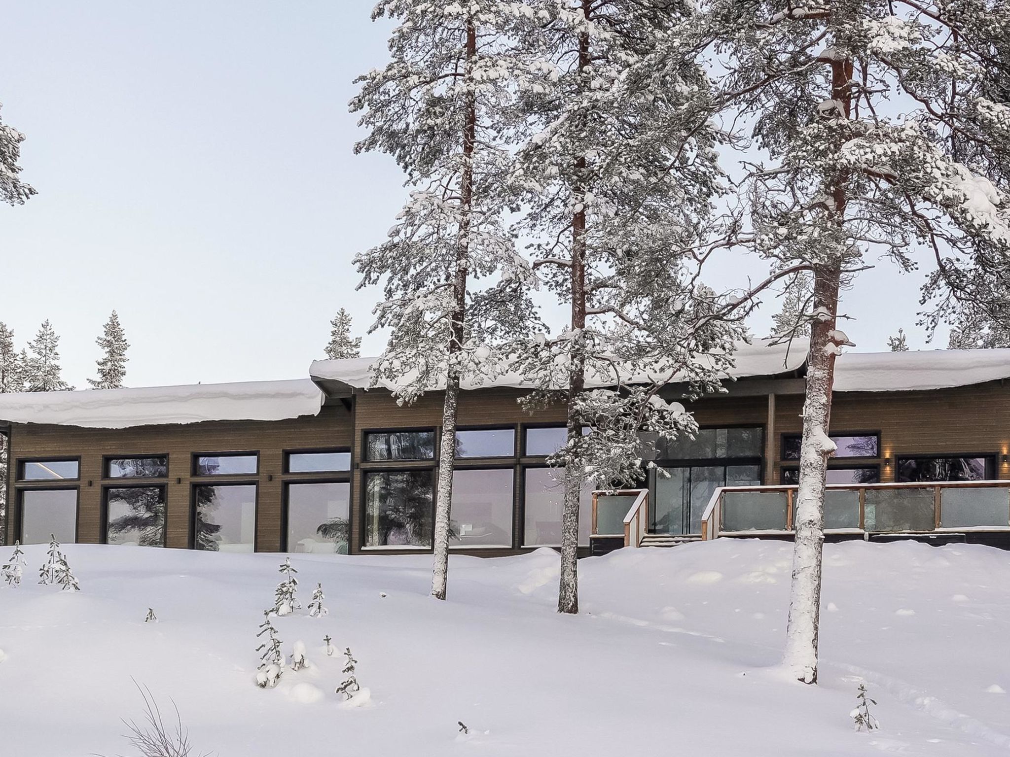 70 km to the northwest from Kuusamo, 14 km to the north from Posio municipality center, lake Yli-Suolijärvi 25 m (length 17 km), quite shallow and sand-bottomed beach, own rowing boat.
Wooden villa, ..