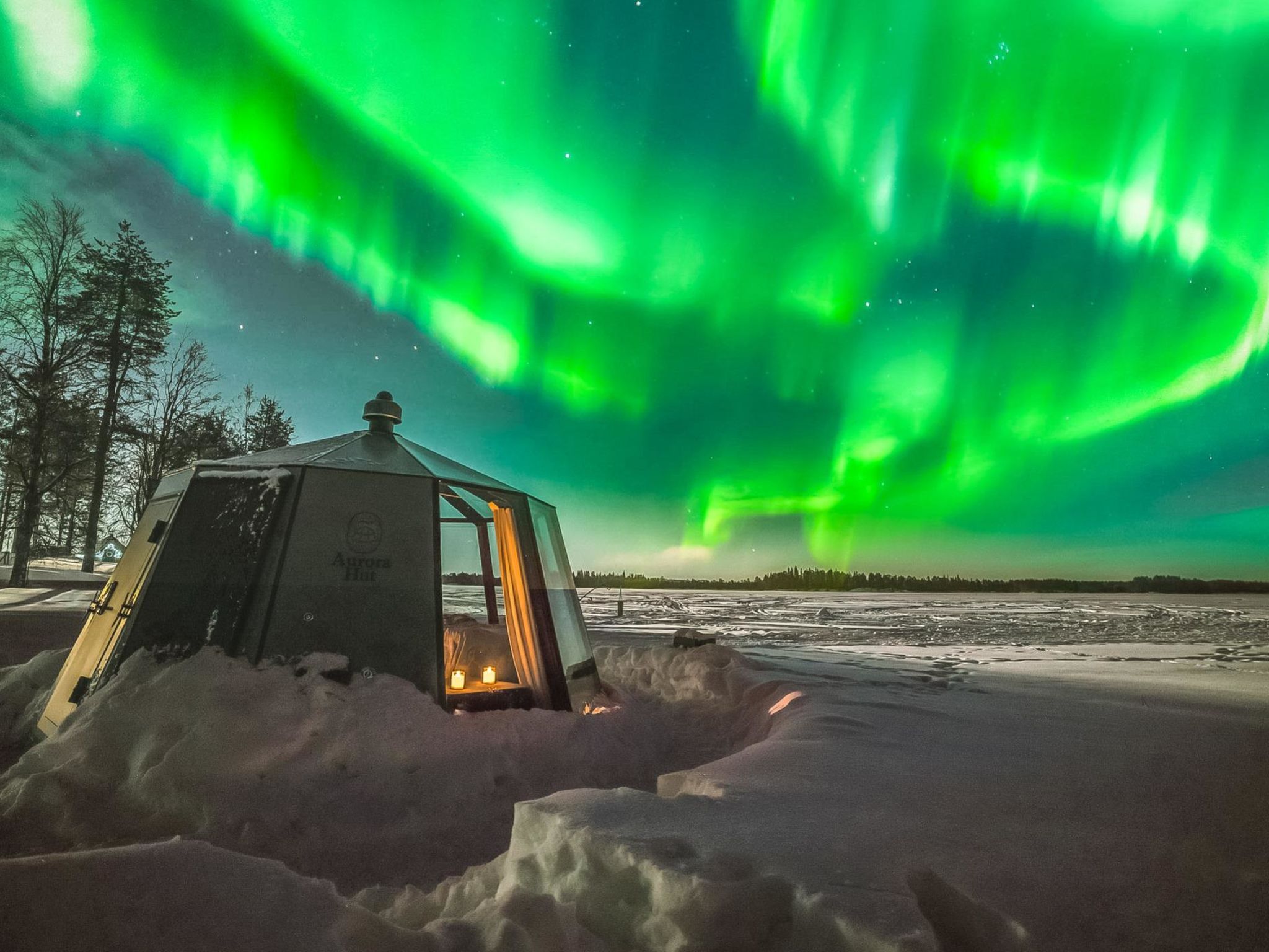 Nice sauna cabin and floating igloo-style cabin in the middle of a green lakeside landscape. Feel the nice experience in Lystikämä and accommodate in the cabin and igloo alternately. The igloo is pe..