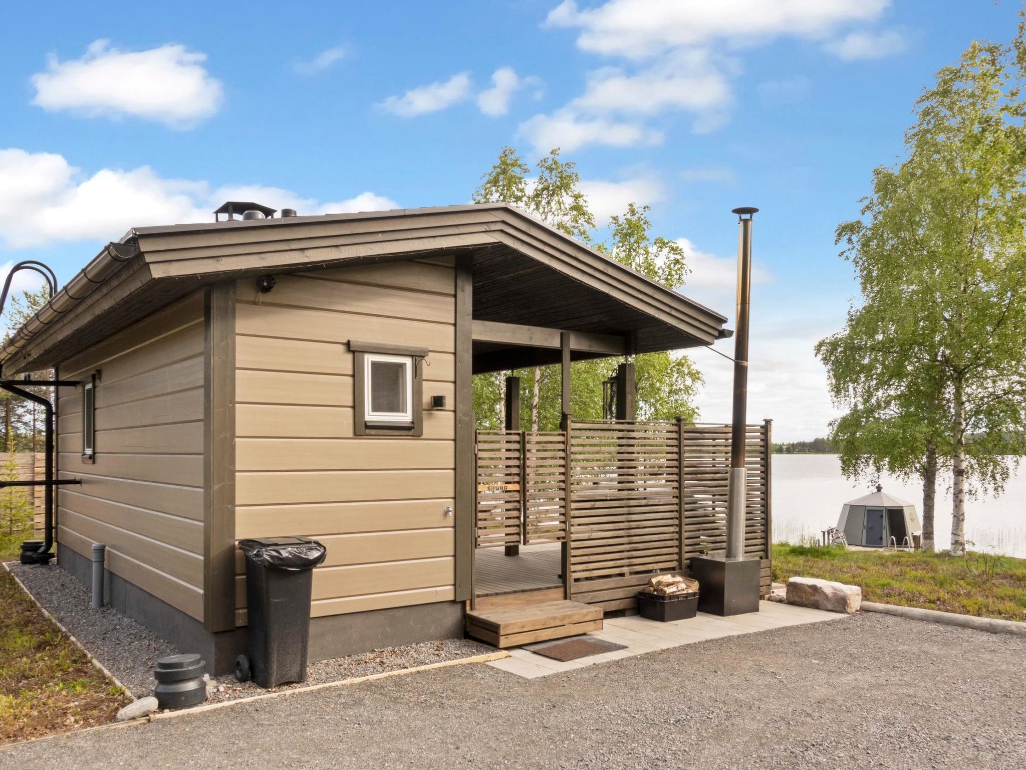 Lystikämän elämys-Dedans