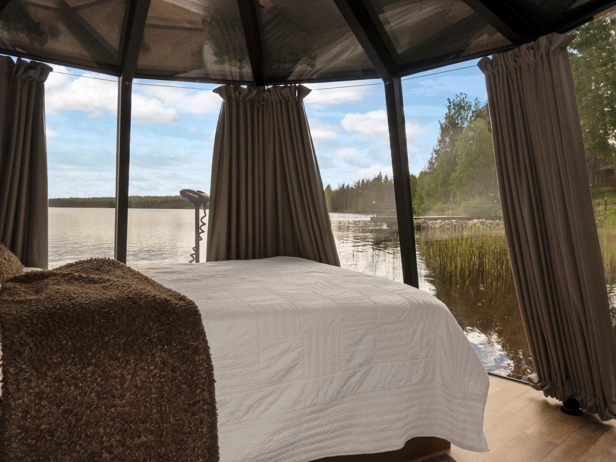 Lystikämän elämys-Dedans