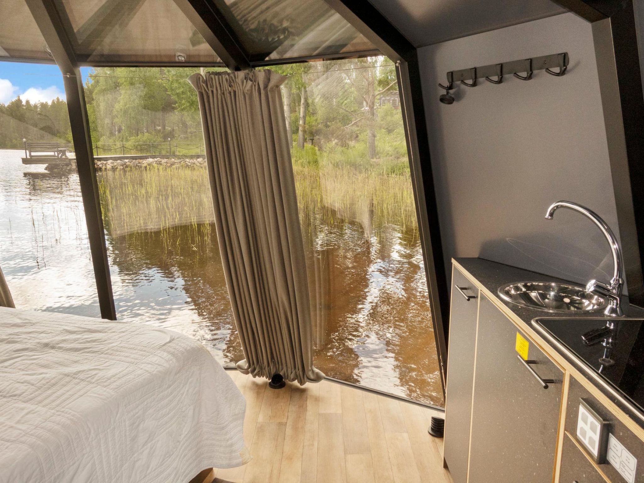 Lystikämän elämys-Dedans