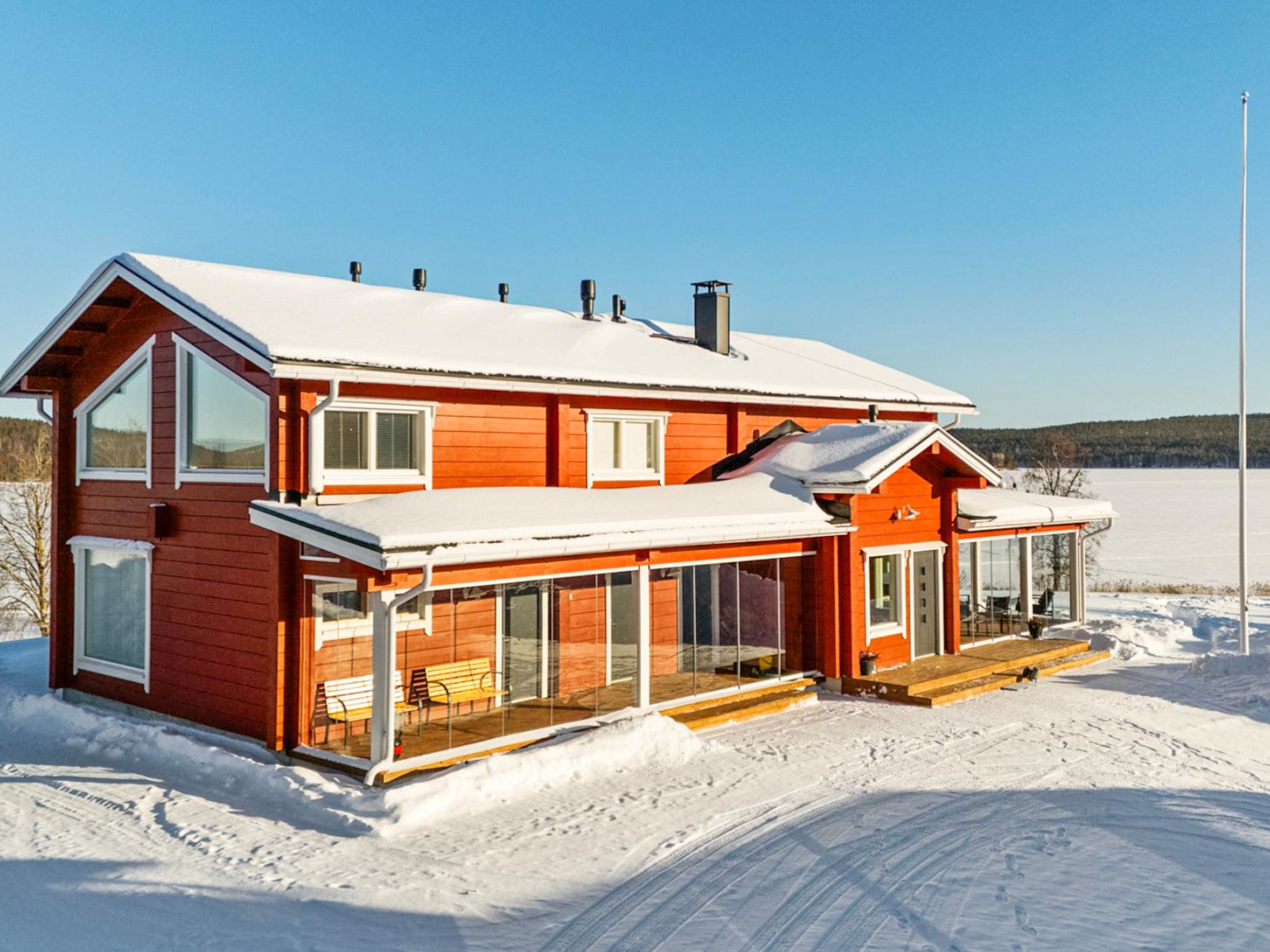 Villa Lehtoniemi is a magnificent large villa in the middle of beautiful landscape by the lake, half an hour's drive from the center of Rovaniemi. Thanks to the villa's many large windows, you can enj..