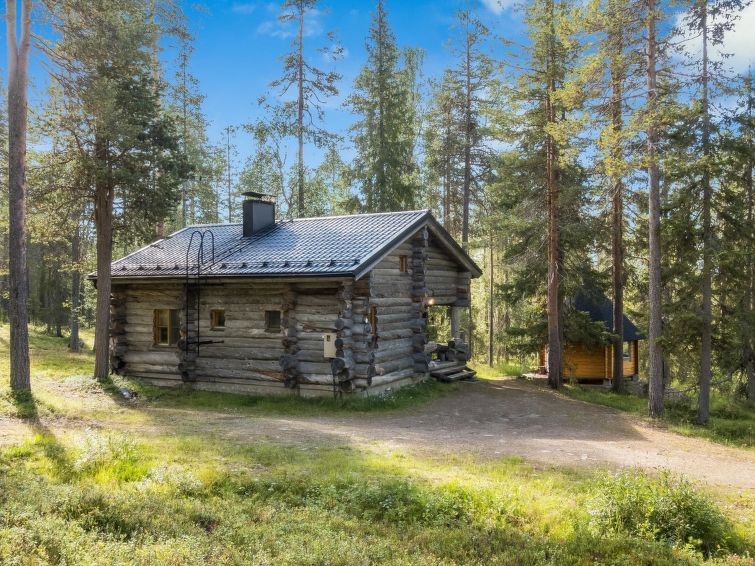 110 km nördlich von Rovaniemi, keine Bade- oder Angelmöglichkeiten. Block-Ferienhaus aus Kiefernholz, Baujahr 1990, Wohnküche, Schlafzimmer mit Doppelbett, niedriger Schlafboden mit 3 Betten und 3 ..