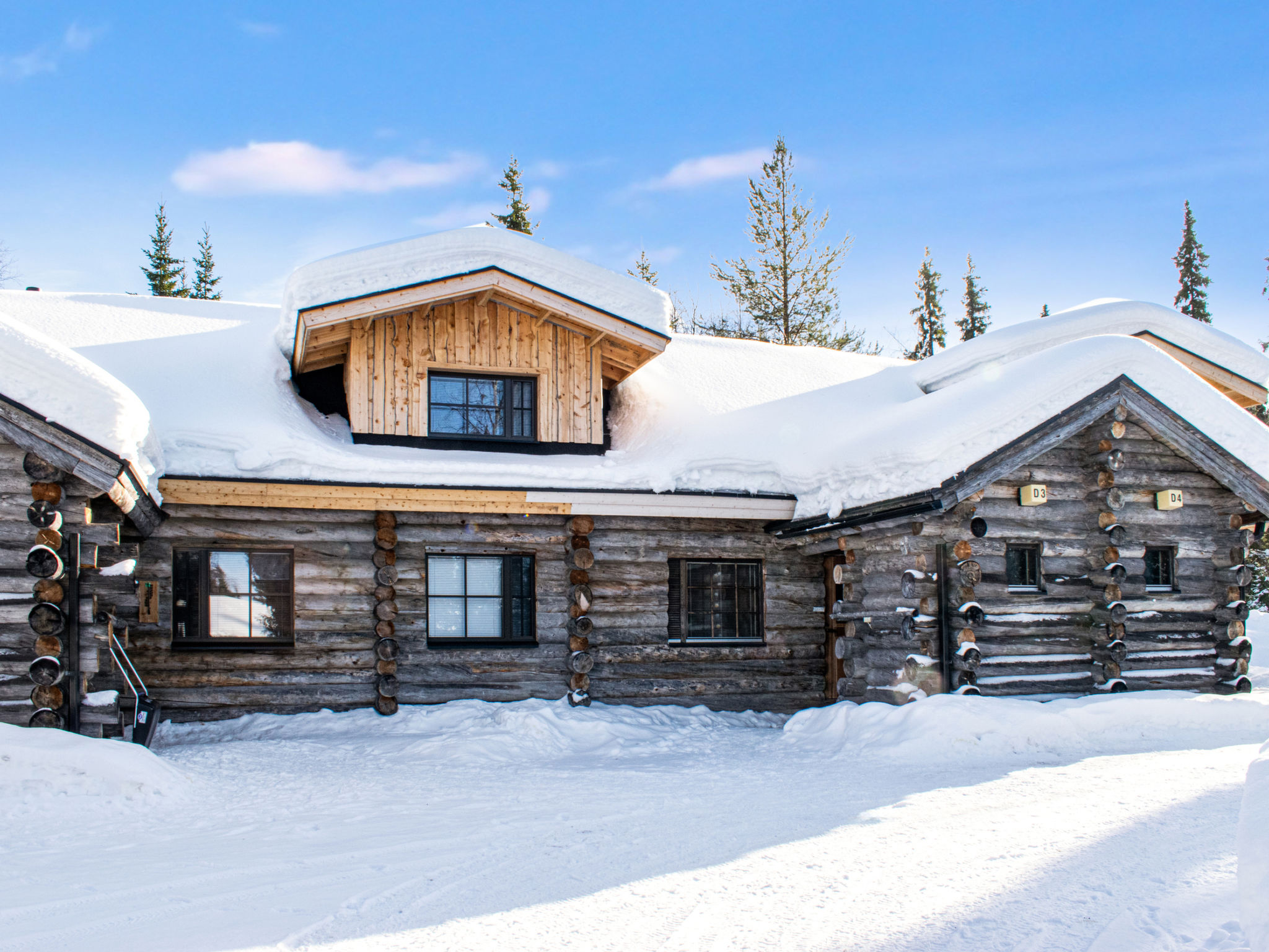 116 km north of Rovaniemi, silverlog apartment in Luosto, built in 2002, floors renovated and walls painted in 2025, sauna renovated in 2020. Kitchen-living room, bedroom with 2 beds, upstairs bedroom..