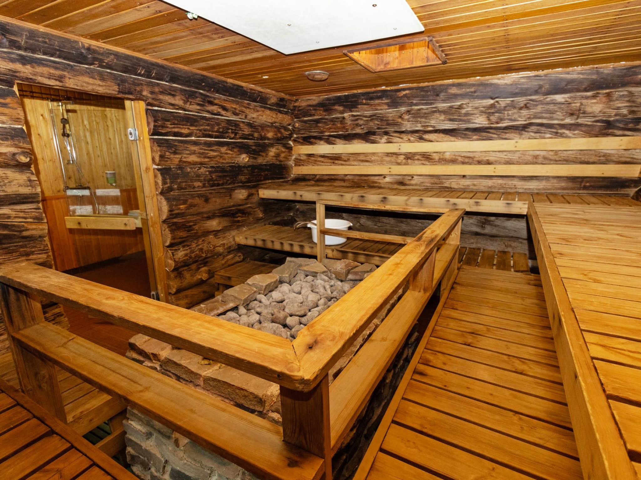 Metsä-luosto-Dedans