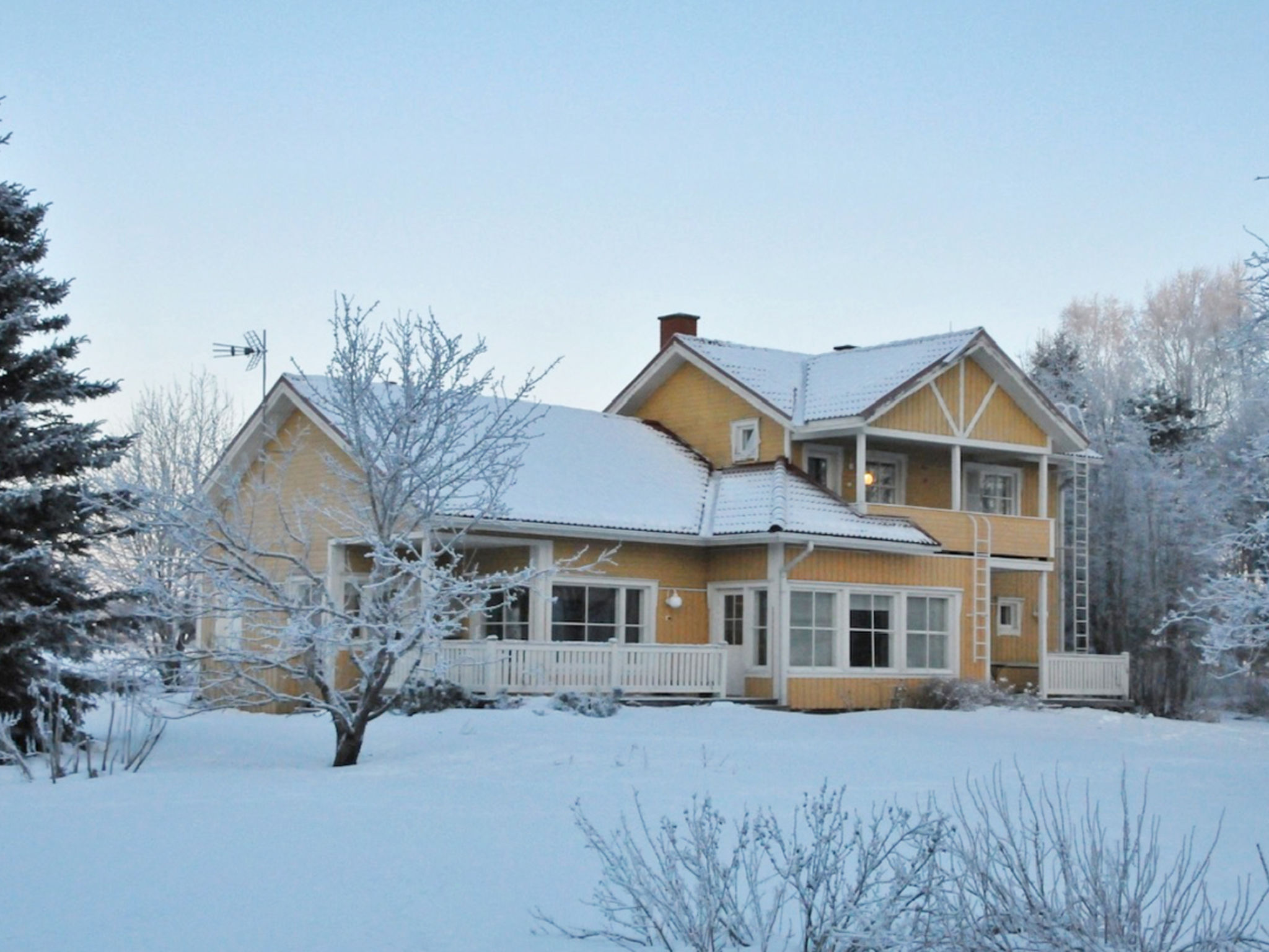 Villa Kemijoki is a spacious house located on a sunny lawn plot near the river Kemijoki. The house is surrounded by beautiful countryside. Own plot to the beach. 
52 km to the north from Kemi, 63 km t..