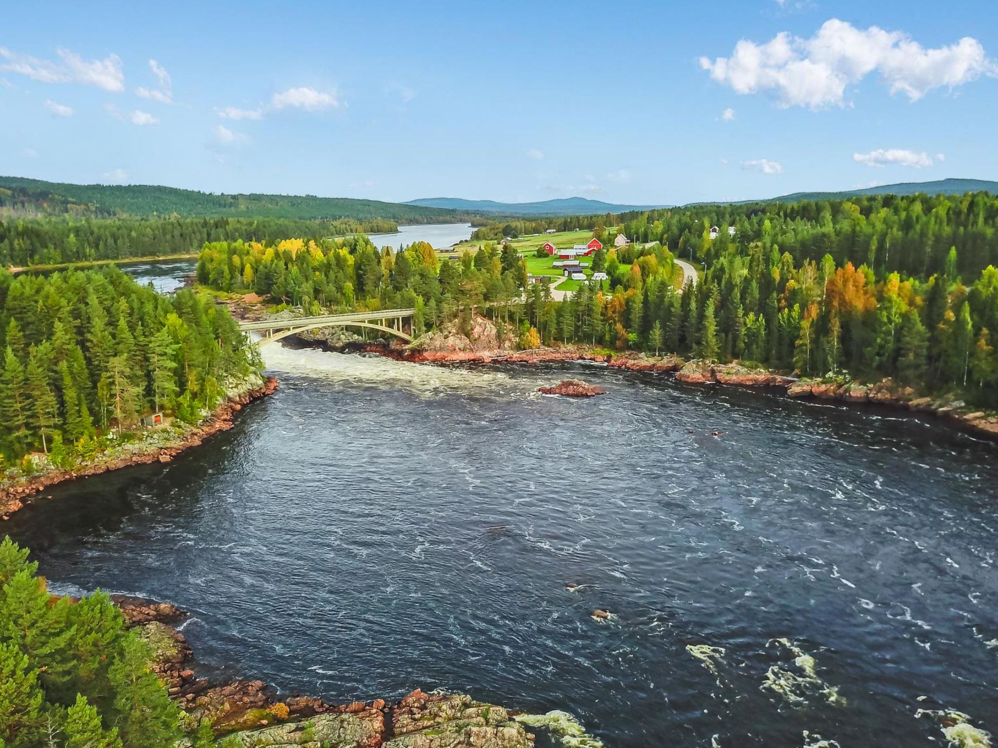 Lövgårdenin lohimaja-Inside