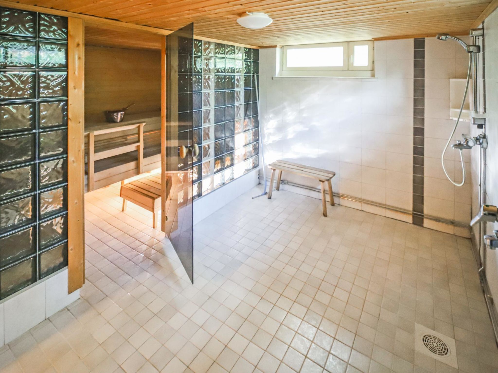 Lövgårdenin lohimaja-Inside