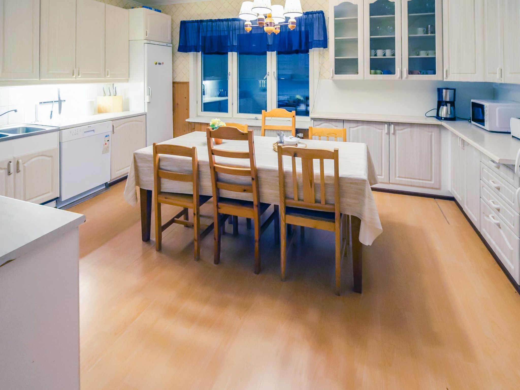 Lövgårdenin lohimaja-Inside