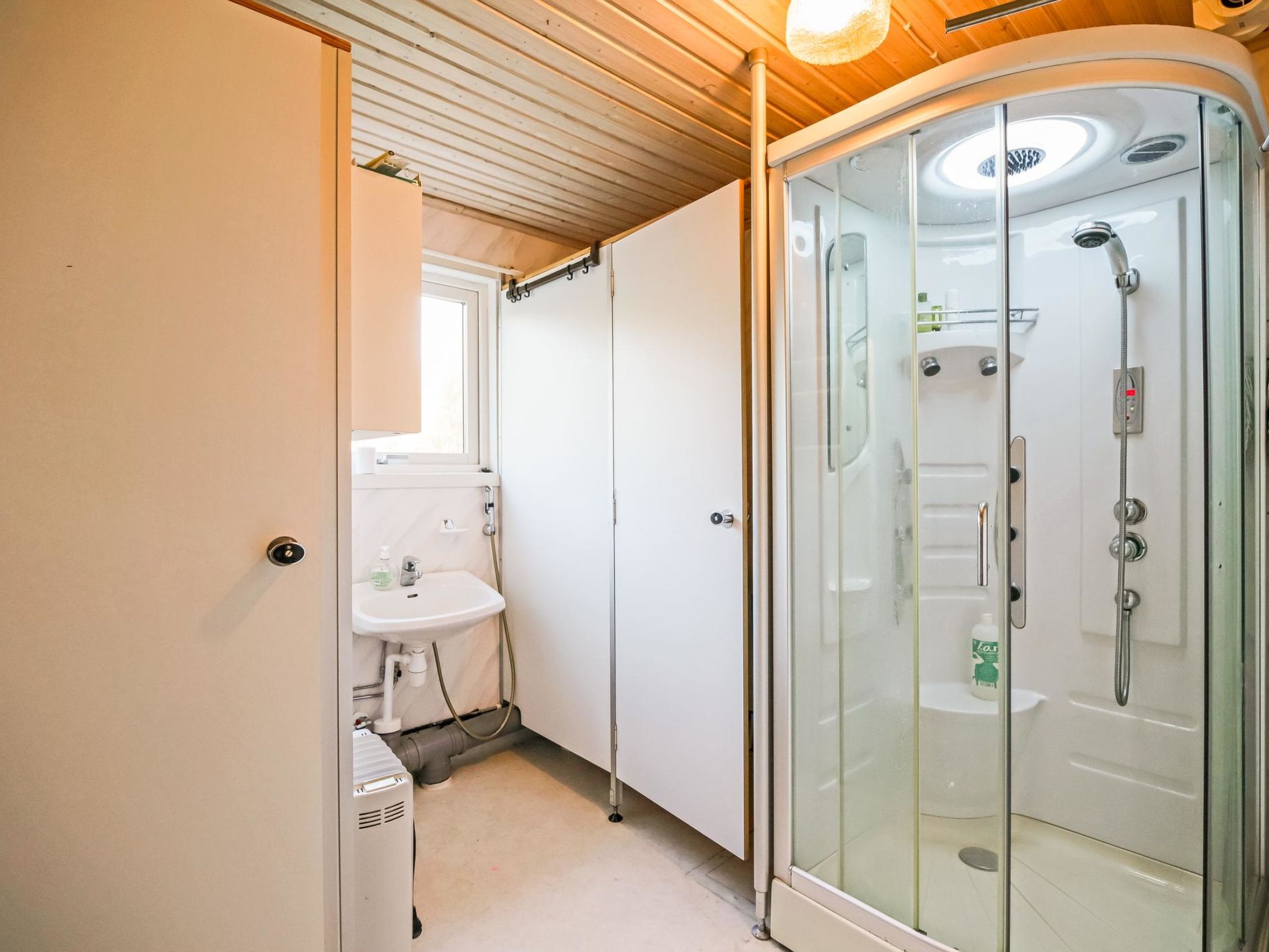 Lövgårdenin lohimaja-Inside