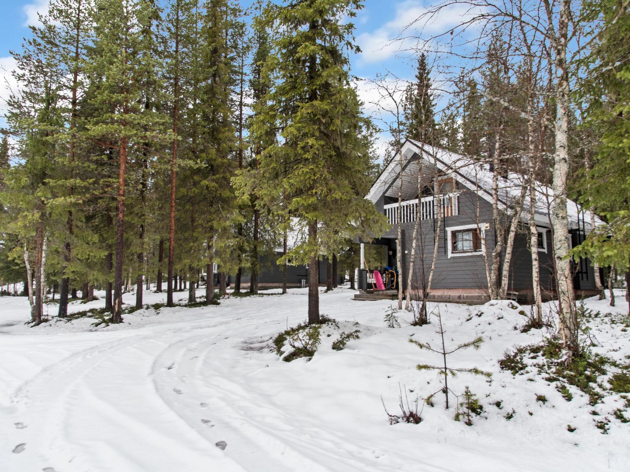 A seperate cottage situated in Maisematie area in Ylläsjärvi-village. Combined living room kitchen, alcove with two seperate beds (a curtain as a door), toilet in washing room, sauna. Washing room r..