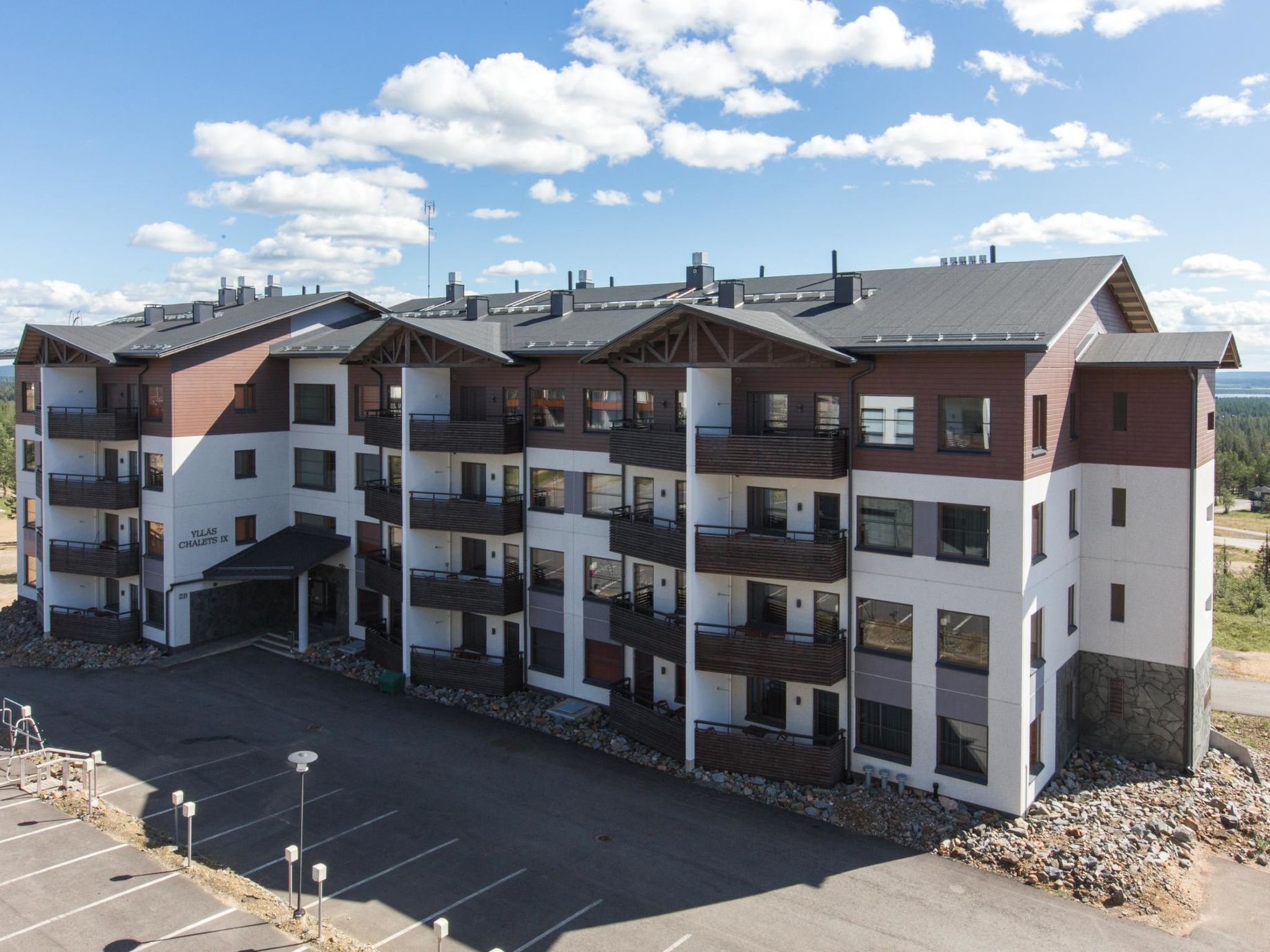 Apartment hotel located 165 km north of Rovaniemi, in the Ylläsjärvi village near the Sport Resort Ylläs. Built 2009. Livingroom/kitchen, one bedroom with two separate beds, one sleeping alcove wit..